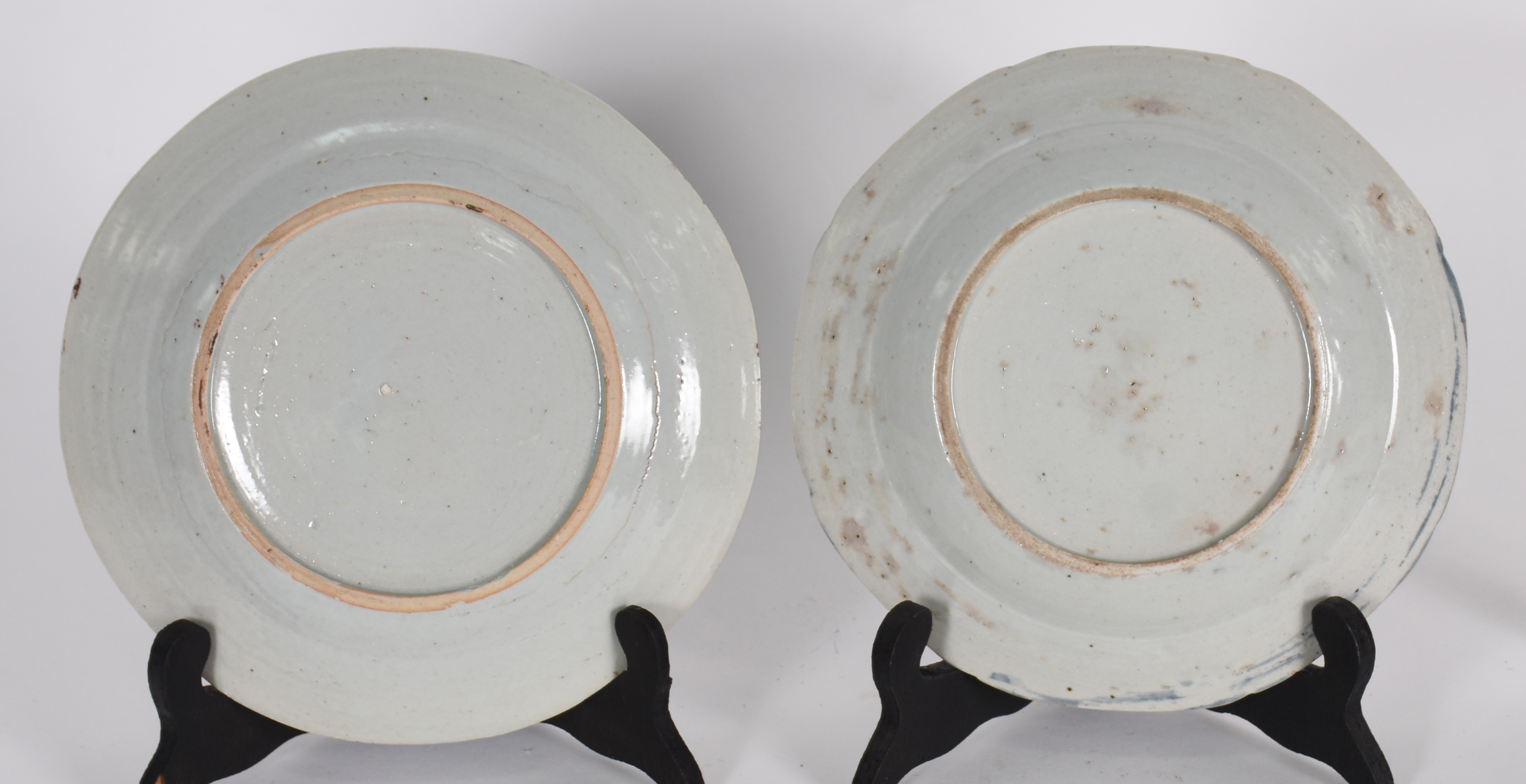 Dois pratos de porcelana Macau azul e branco, com cenas de pagodes. - foto 2 de 2