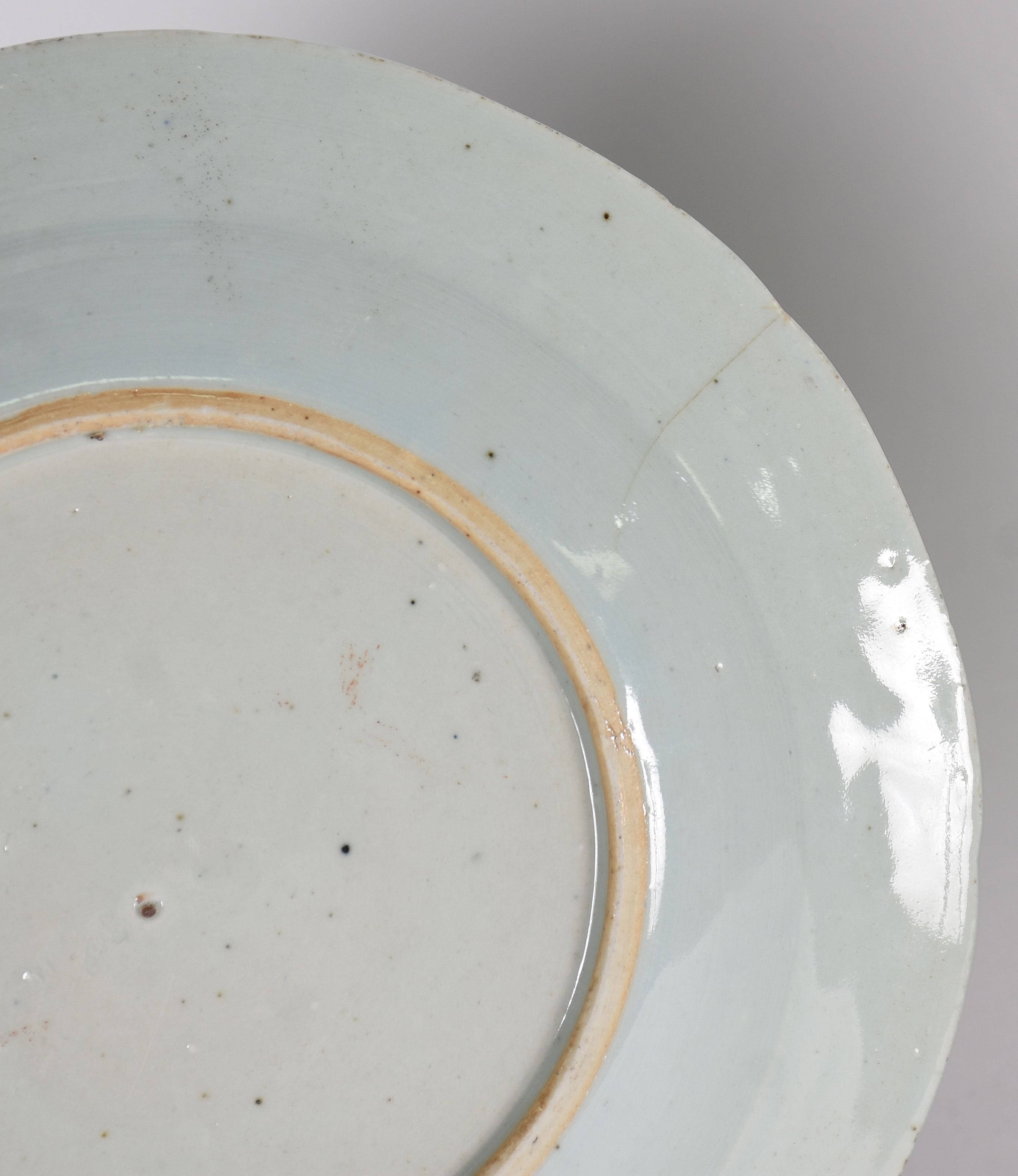 Dois pratos de porcelana Macau azul e branco, com cenas de pagodes. - foto 3 de 3