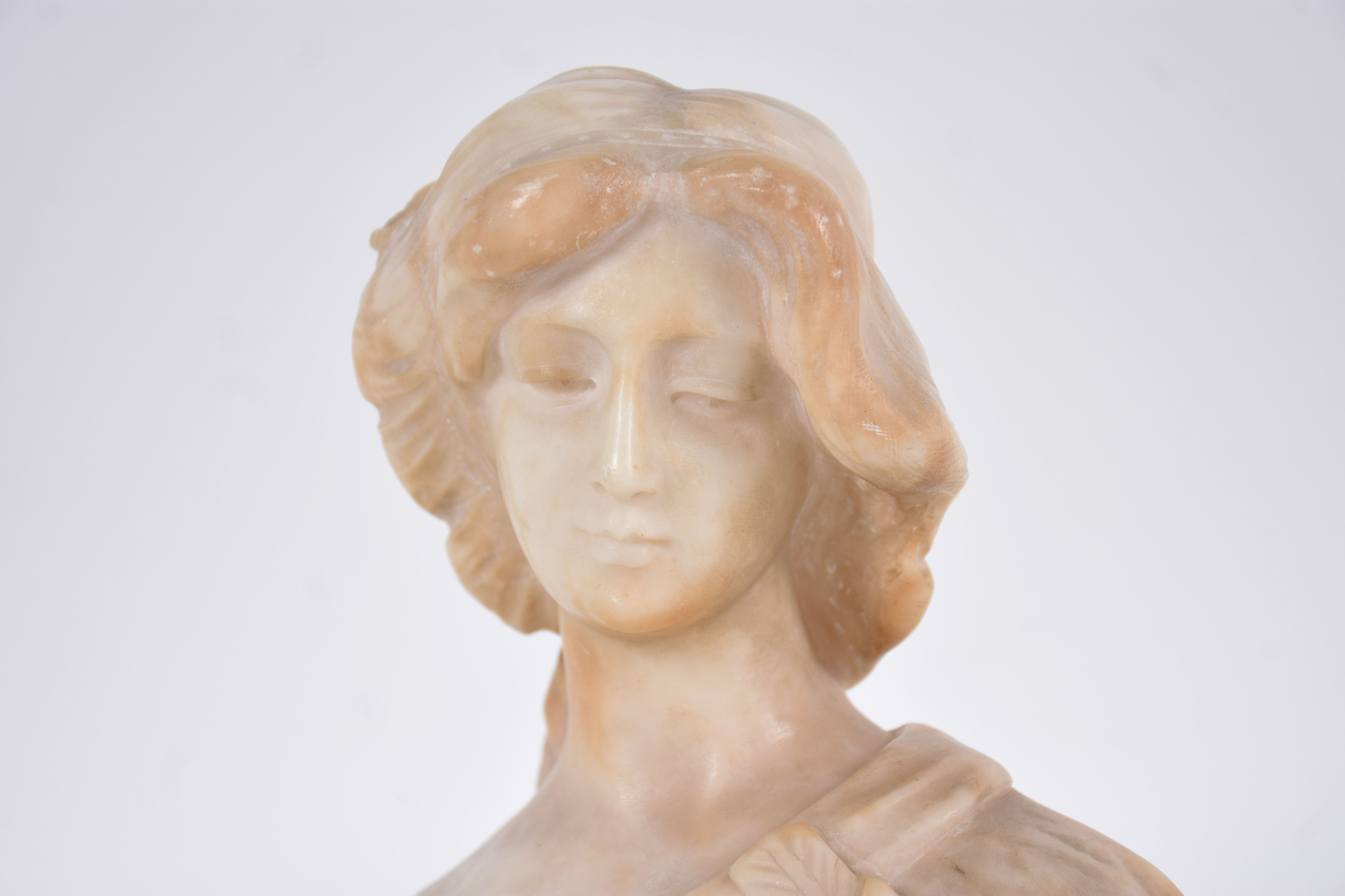Busto de jovem em alabastro. - foto 2 de 4
