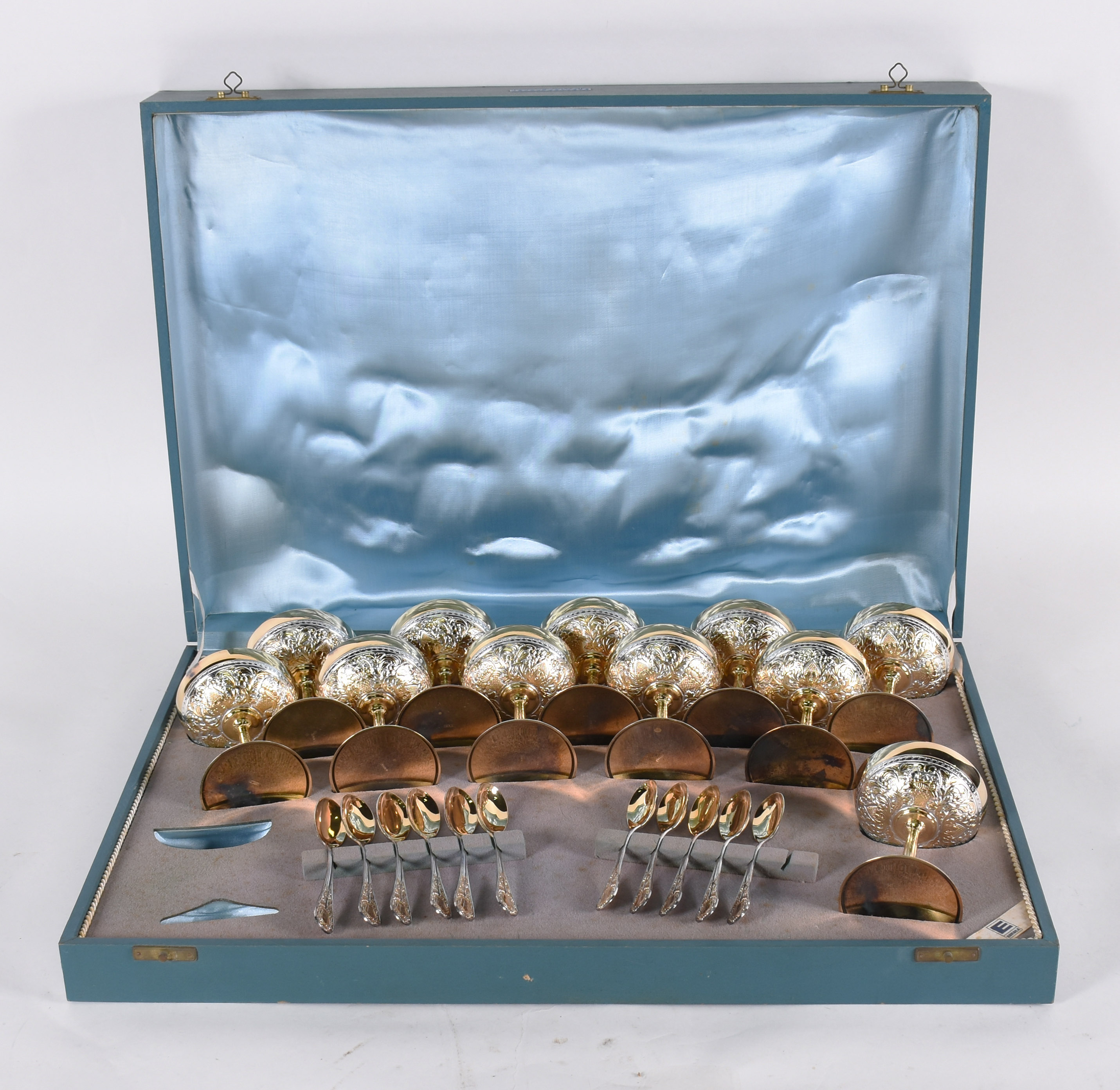 Conjunto para sorvete de metal prateado composto de 11 taças com 11... - foto 1 de 6