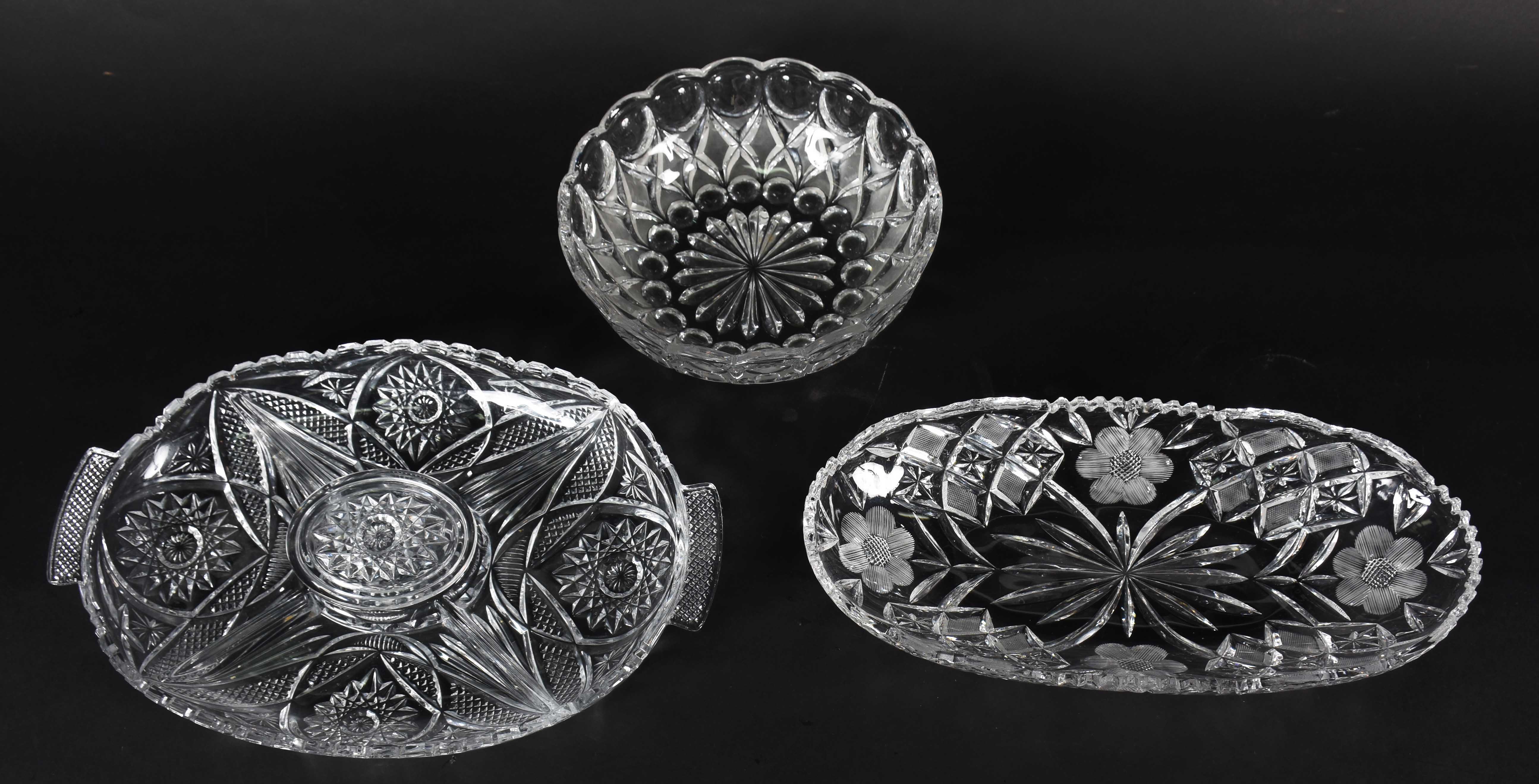 Três peças de cristal sendo, porta petiscos , fruteira oval e 1... - foto 1 de 3