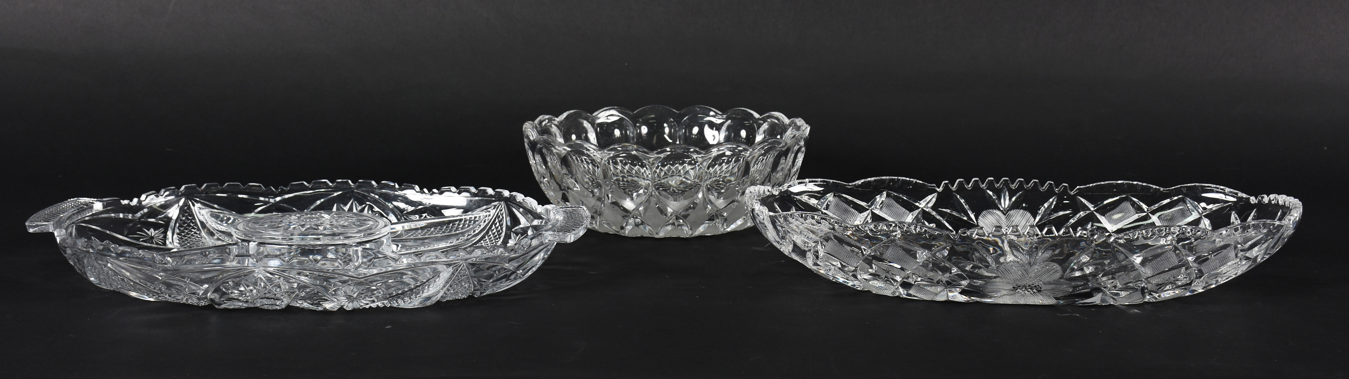 Três peças de cristal sendo, porta petiscos , fruteira oval e 1... - foto 2 de 3
