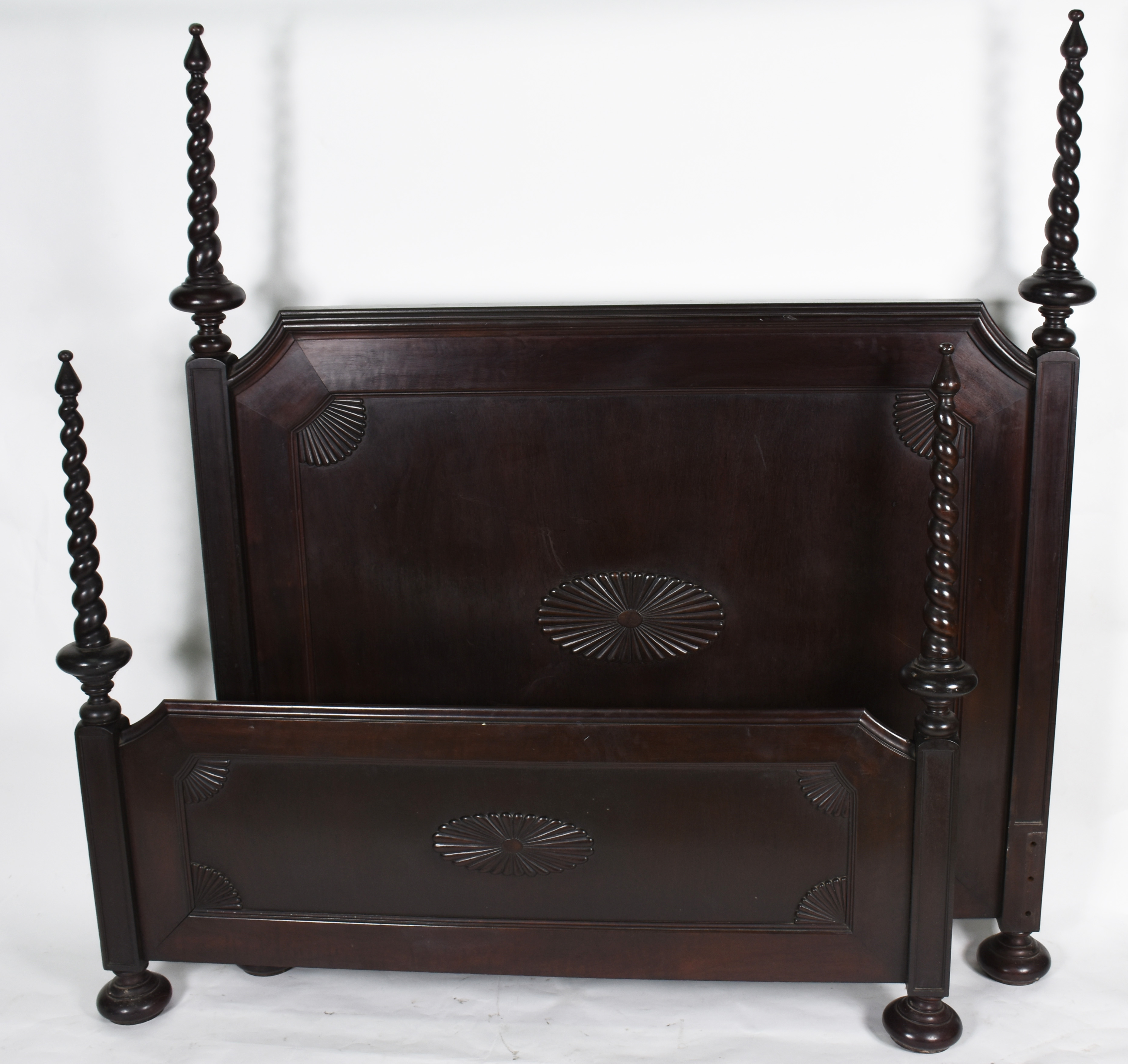 Cama de casal de madeira nobre, estilo D. Maria , cantos com entalhes... - foto 1 de 4