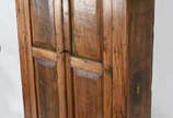 Armário de madeira nobre, estilo colonial brasi... - Armário de madeira nobre, estilo colonial brasileiro, duas portas almofadadas com ferragens aparentes e prateleiras internas.
