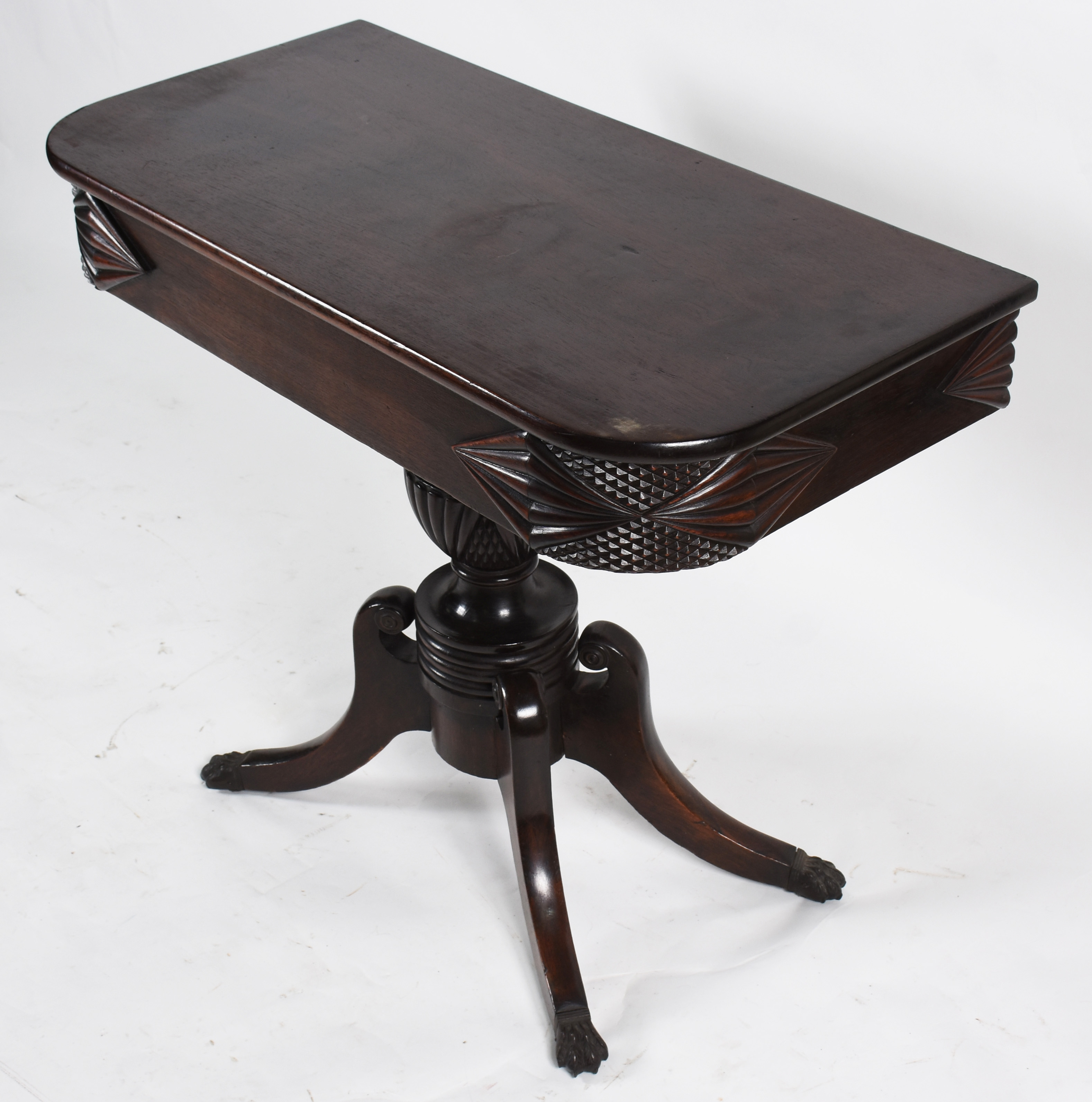 Mesa de encostar de madeira nobre, tampo retangular com quinas... - foto 1 de 4