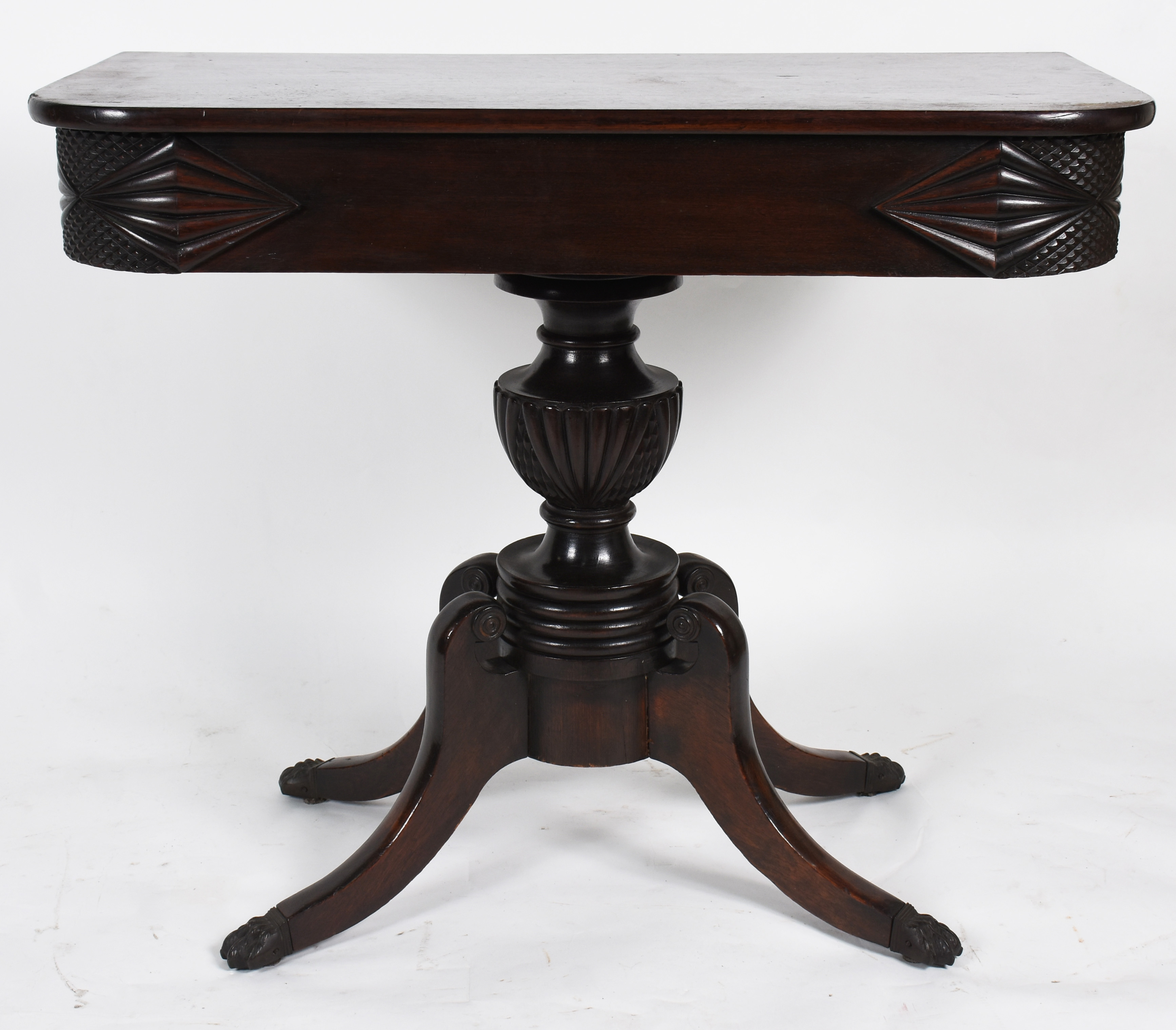 Mesa de encostar de madeira nobre, tampo retangular com quinas... - foto 2 de 4
