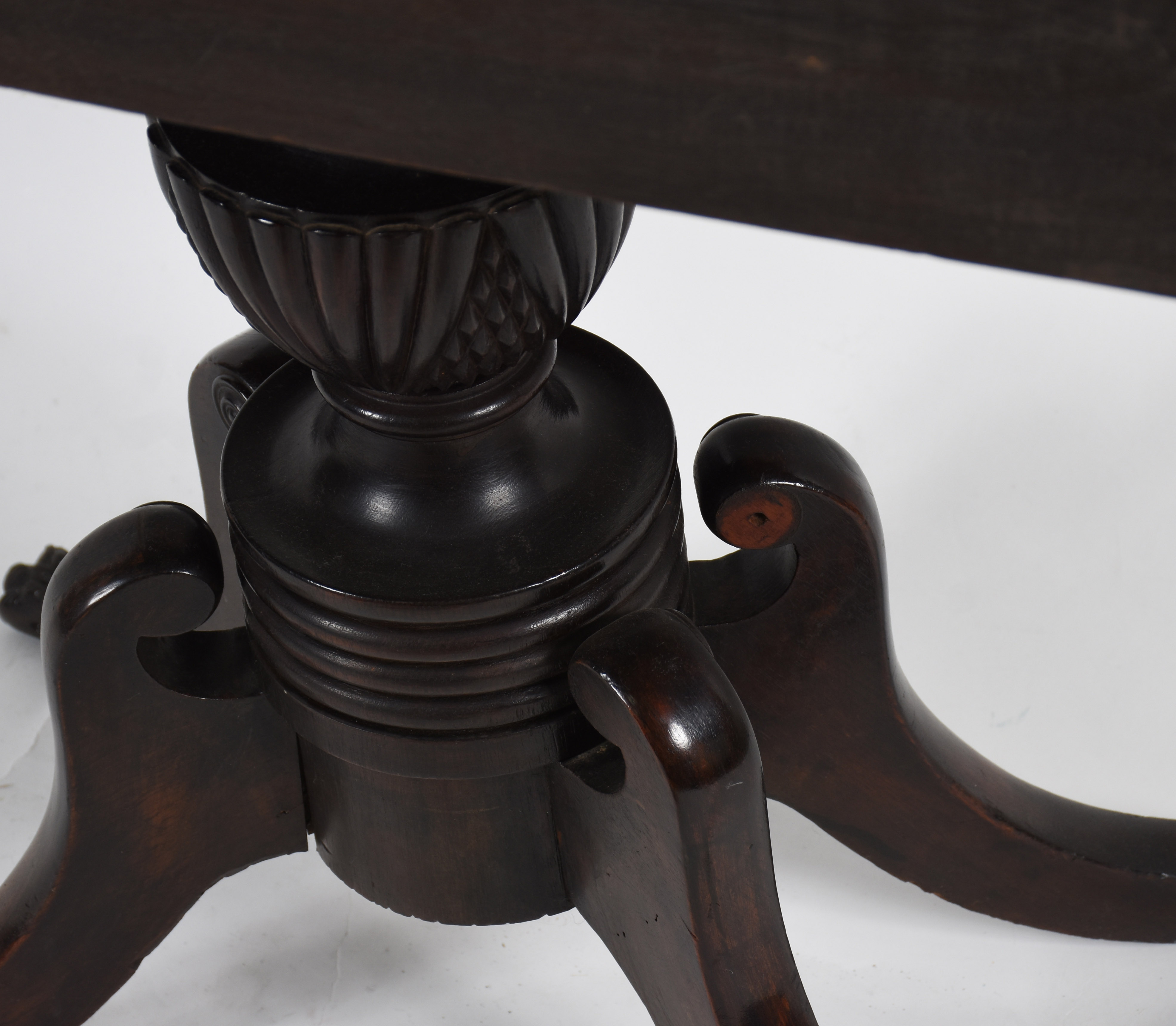 Mesa de encostar de madeira nobre, tampo retangular com quinas... - foto 4 de 4