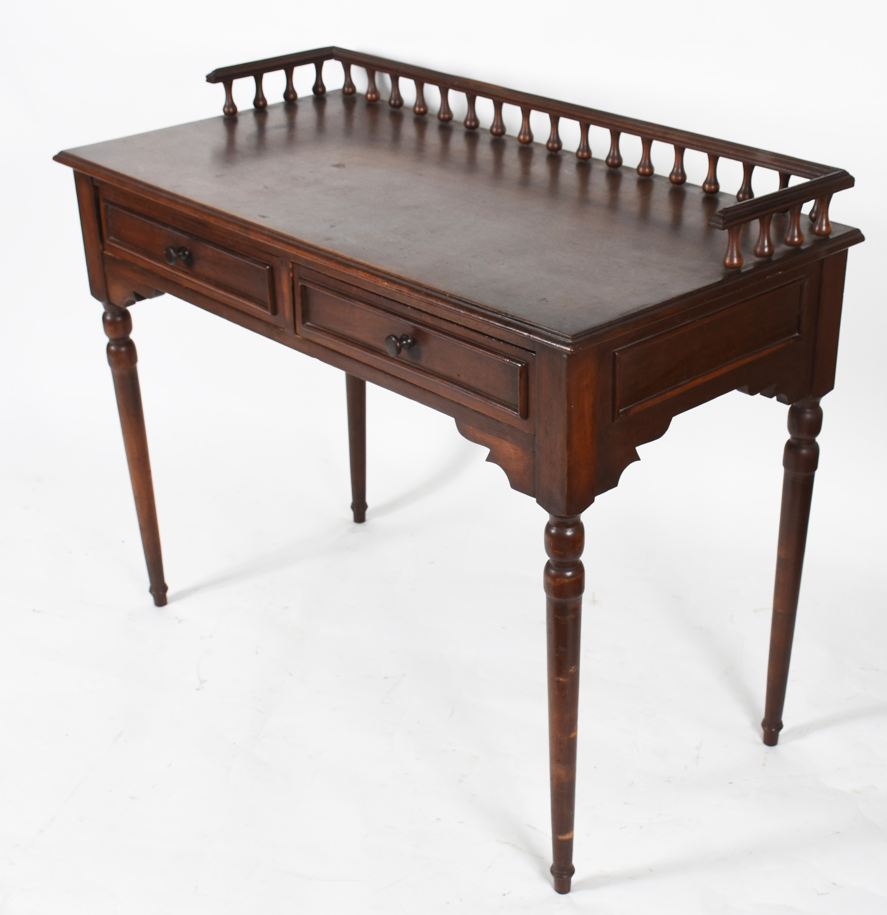 Mesa escrivaninha de madeira nobre, duas gavetas, galeria com pinos... - foto 1 de 3