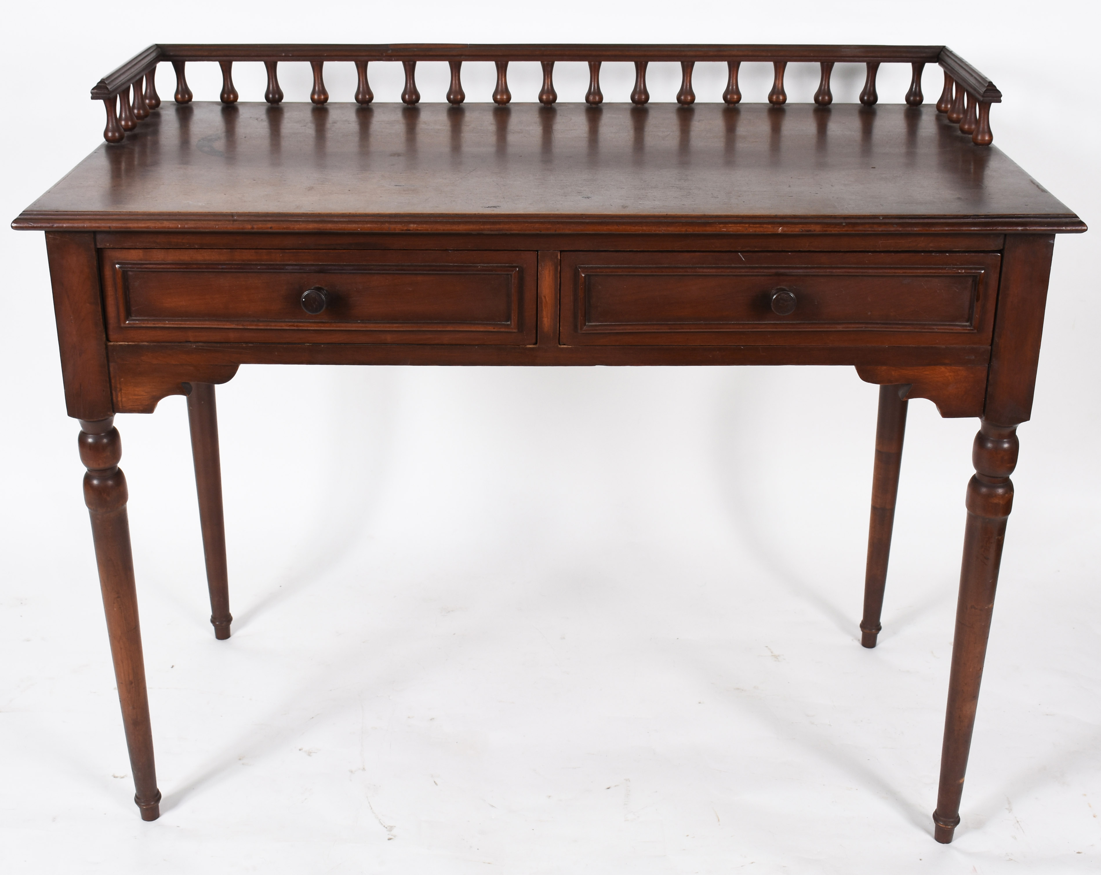Mesa escrivaninha de madeira nobre, duas gavetas, galeria com pinos... - foto 2 de 3