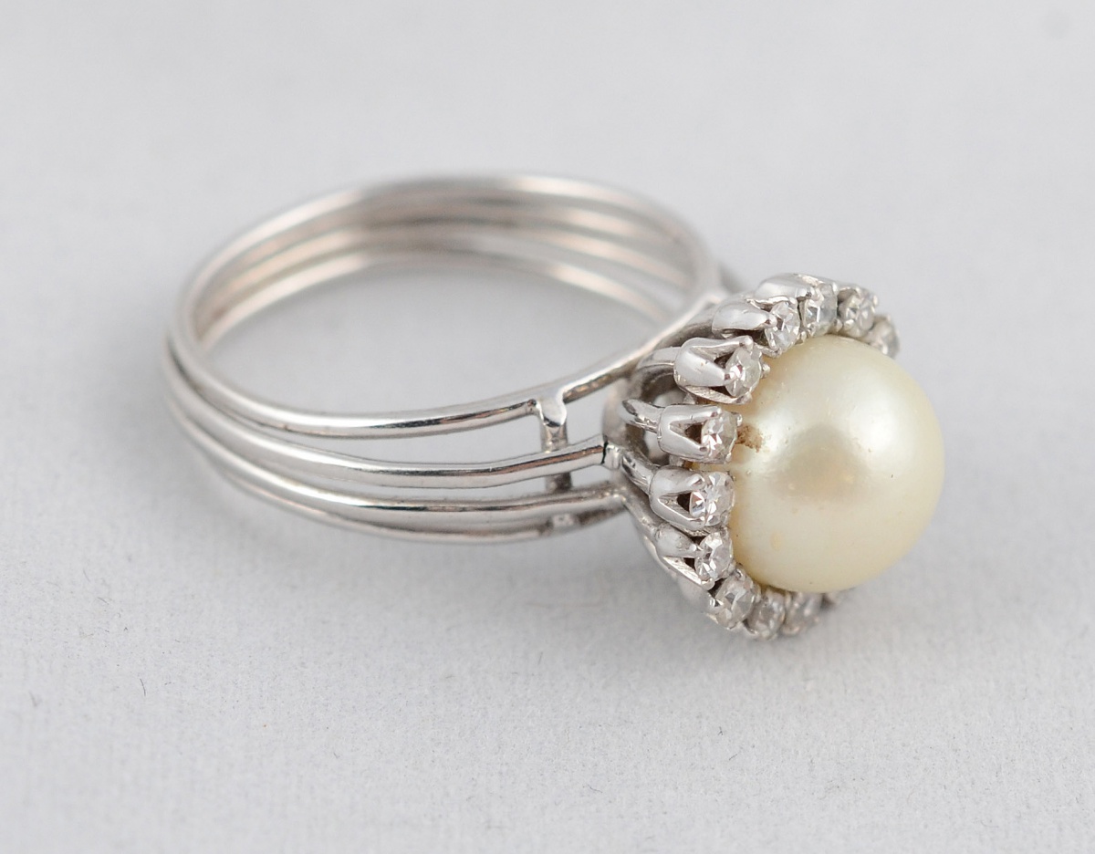 Anel de ouro branco 18 k com aproximadamente 0.30 ct de brilhantes... - foto 1 de 2