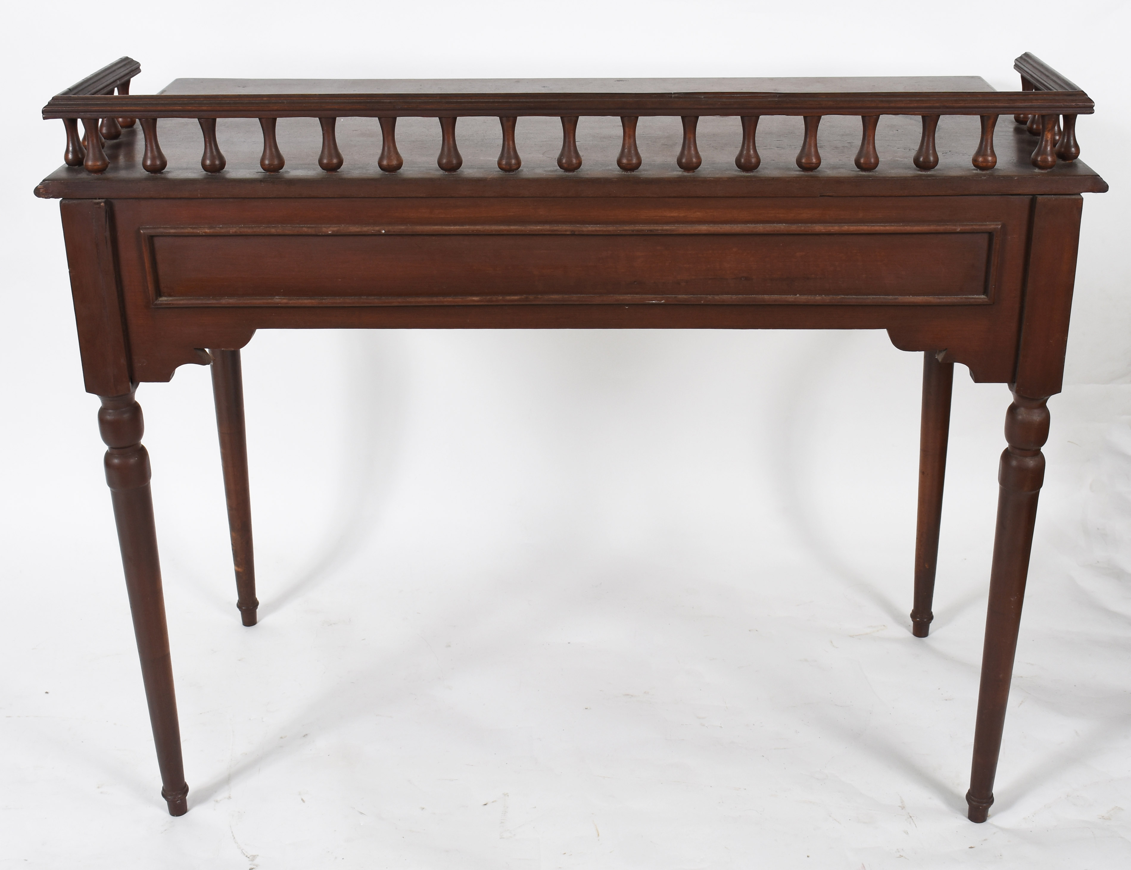 Mesa escrivaninha de madeira nobre, duas gavetas, galeria com pinos... - foto 3 de 3