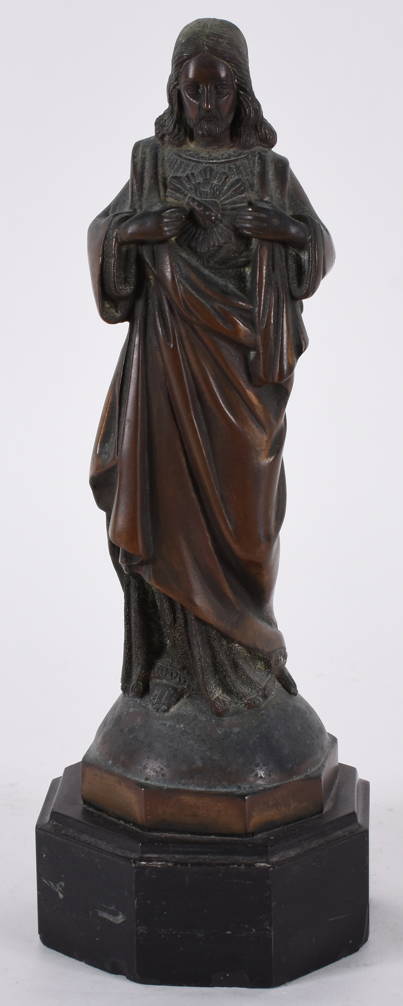 Imagem de bronze representando Sagrado coração de Jesus, assinado. - foto 1 de 6
