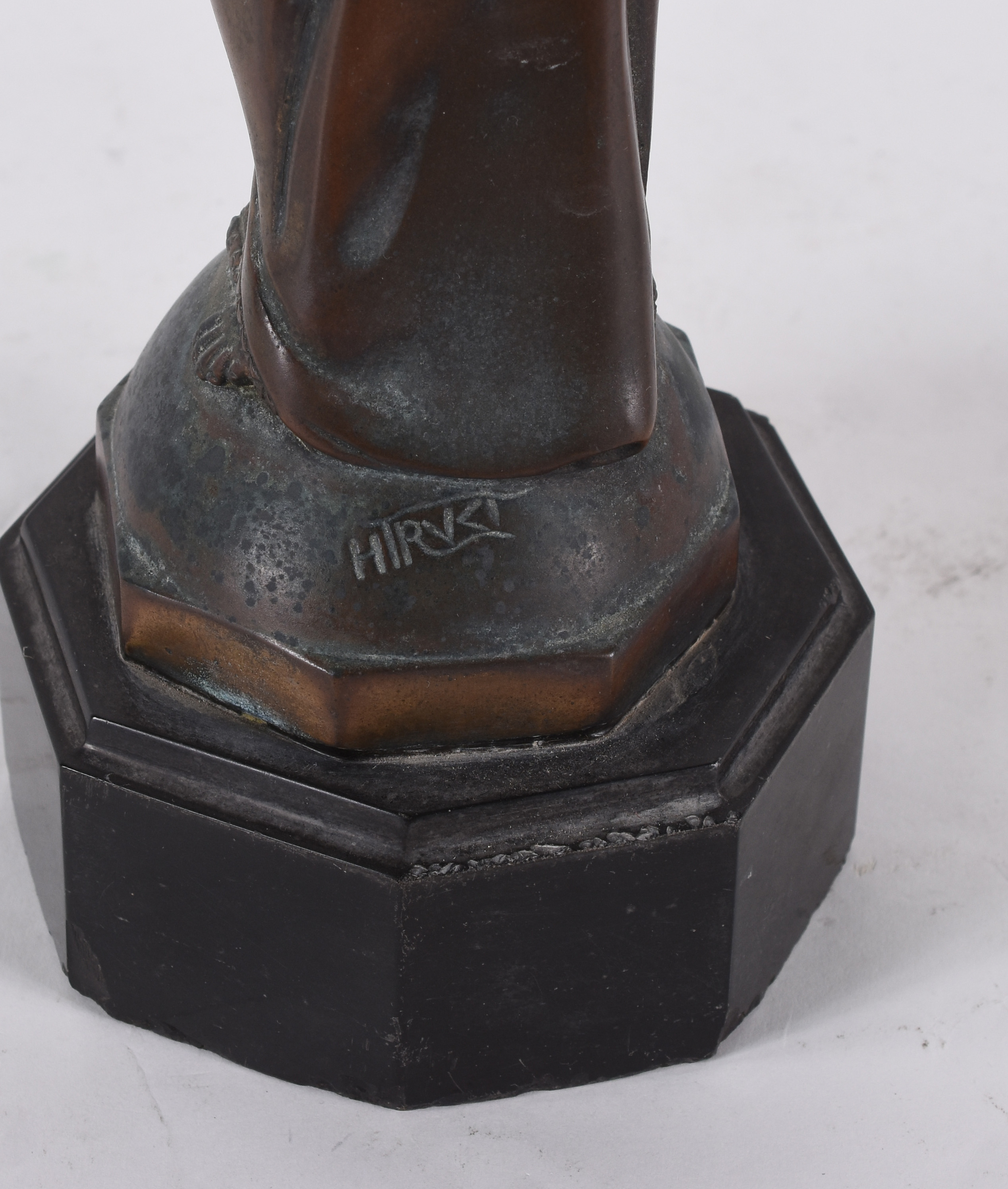 Imagem de bronze representando Sagrado coração de Jesus, assinado. - foto 5 de 6