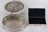 Duas caixas  de metal   1 oval trabalhada   e 1... - Duas caixas  de metal   1 oval trabalhada   e 1 retangular .
