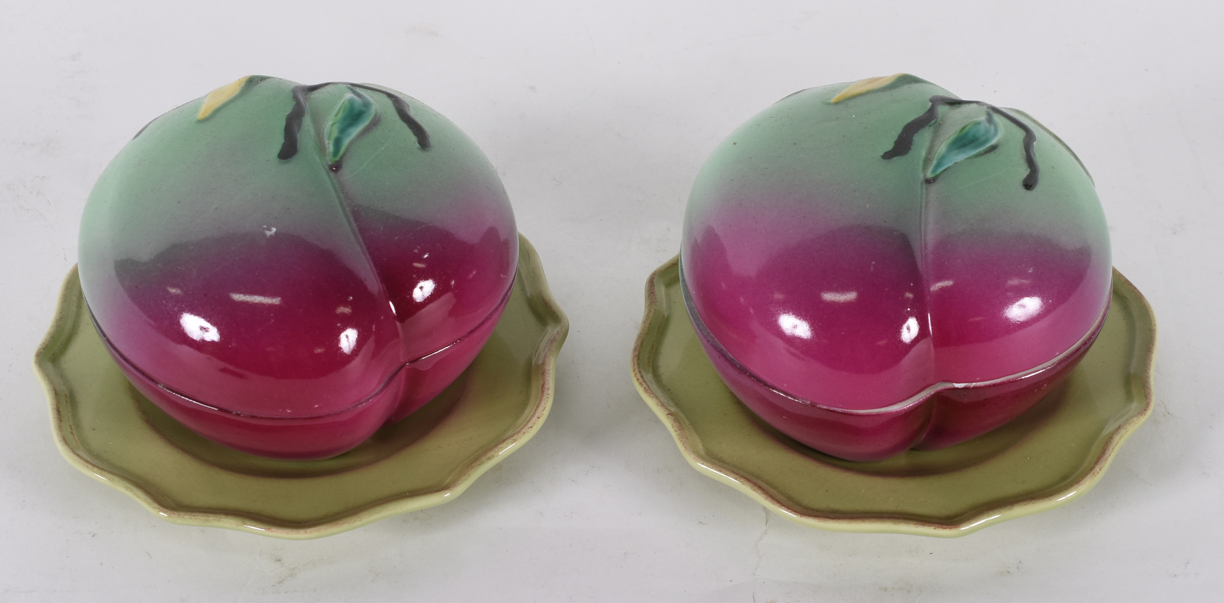 Par de bowls em forma de frutos com pratos de porcelana Oriental. - foto 1 de 4
