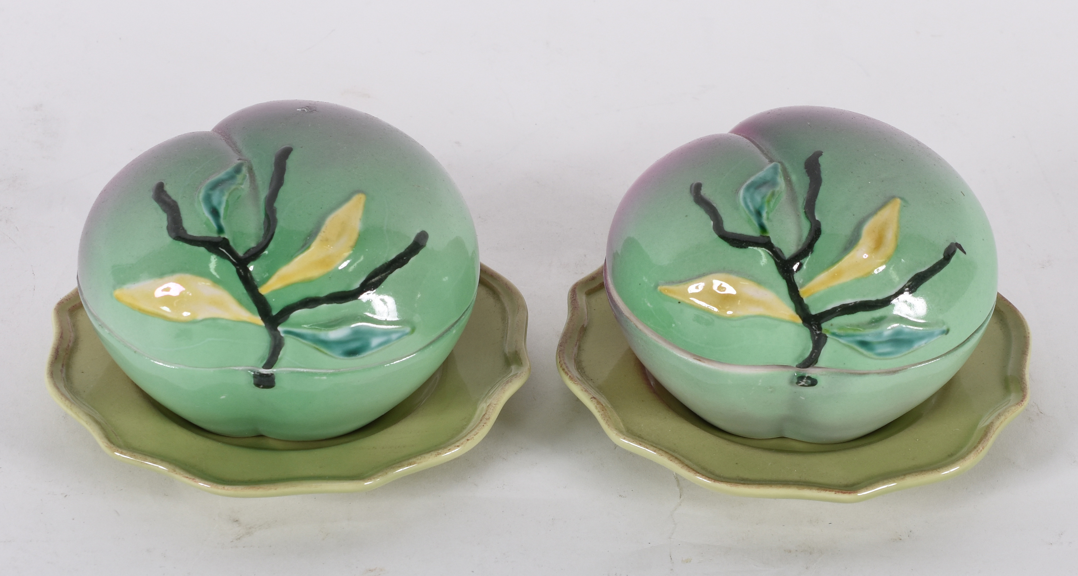 Par de bowls em forma de frutos com pratos de porcelana Oriental. - foto 2 de 4