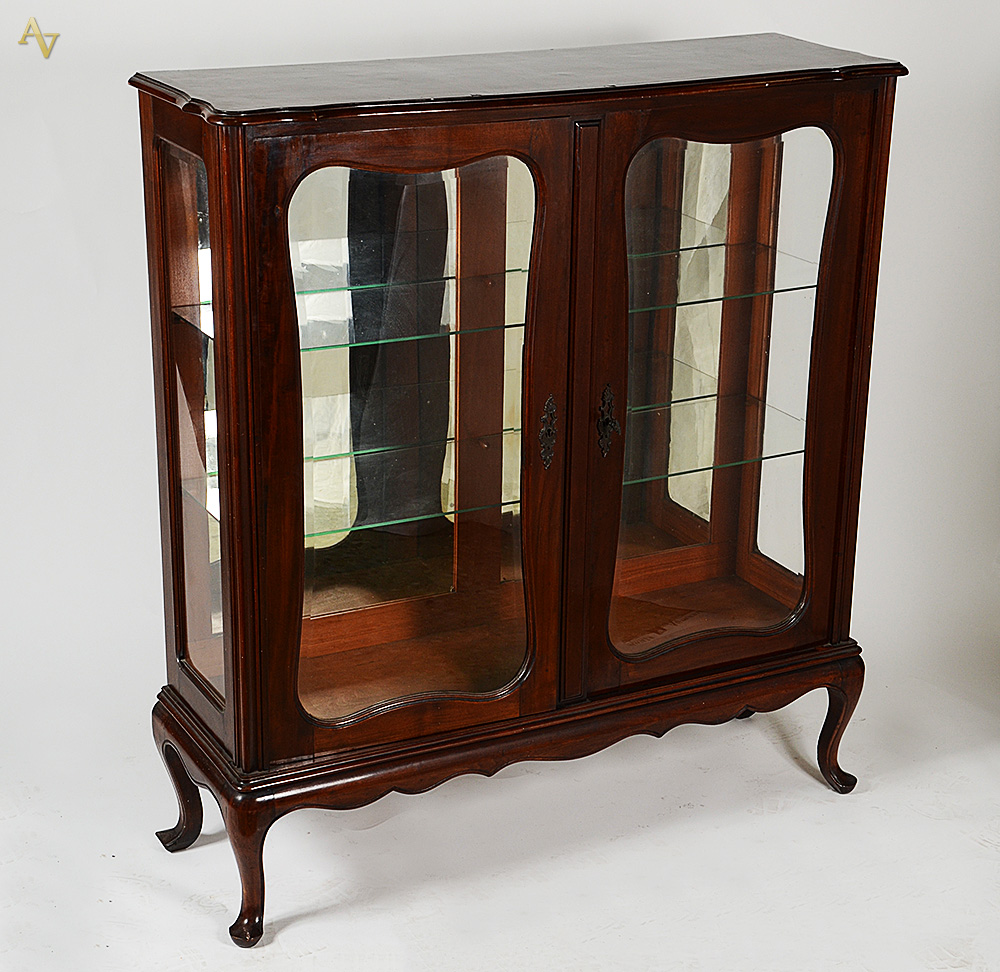 Vitrine de madeira nobre estilo chipendale com duas prateleiras de... - foto 1 de 3