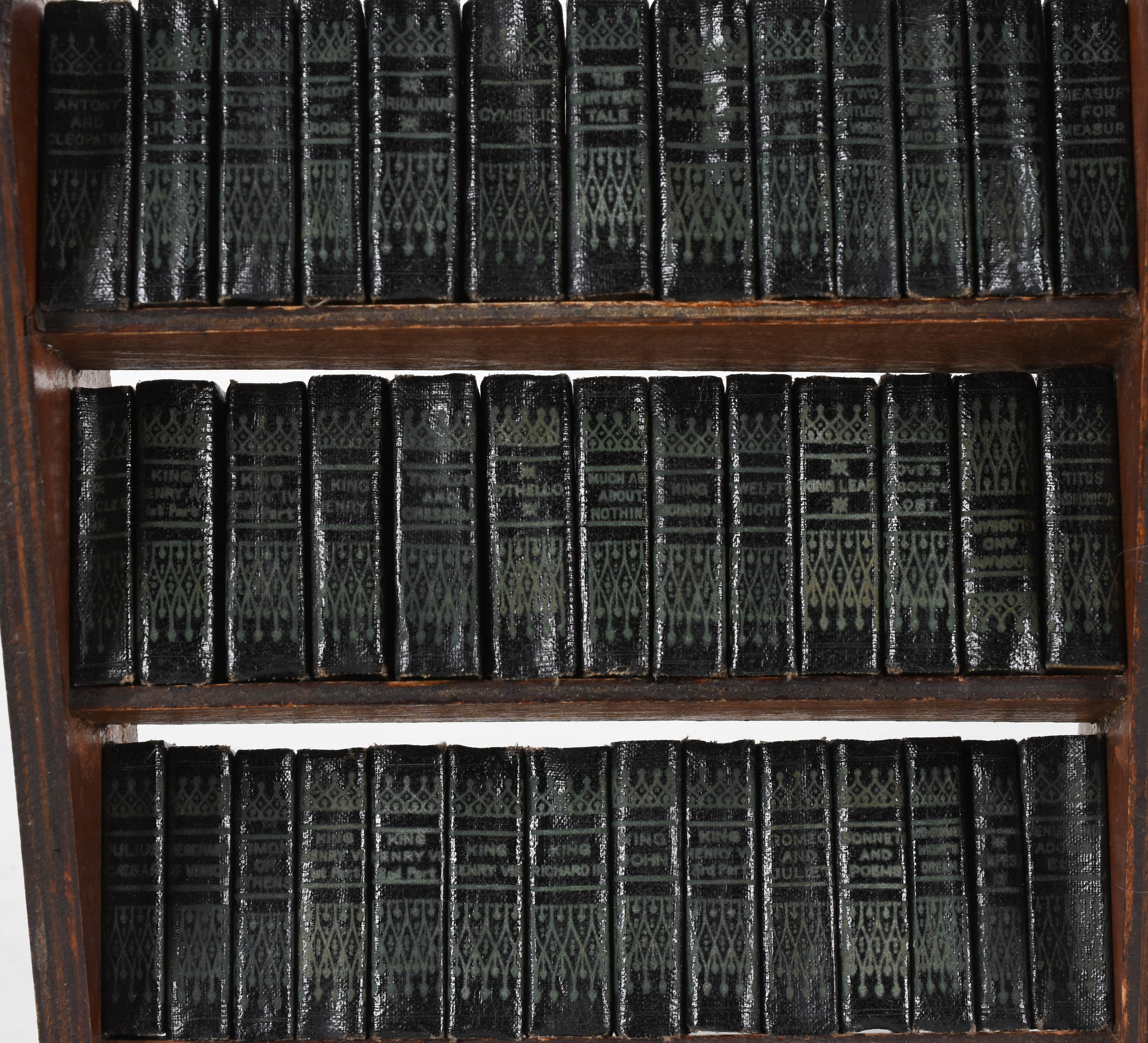 Coleção com 40 livros em miniatura de autoria de Skakespeare, idioma... - foto 3 de 5