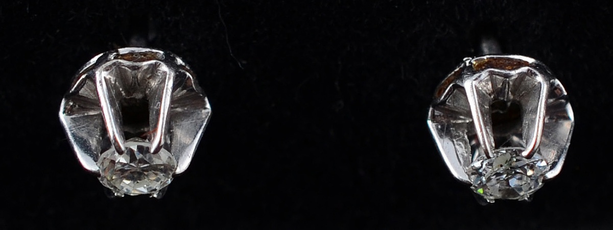 Par de brincos de platina com aproximadamente 0.20 ct de brilhantes...