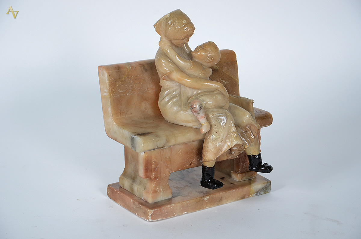 Escultura de alabastro italiana, assinada, representando banco com...
