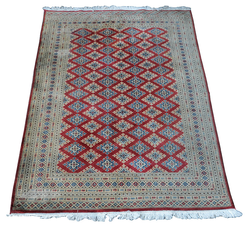Tapete Pakistan medindo 2,70 x 1,90 m. (pequenas partes com ausência...