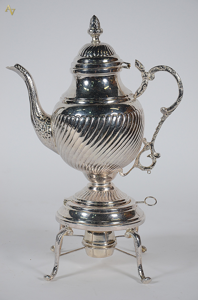 Samovar de metal prateado. Altura 43 cm.