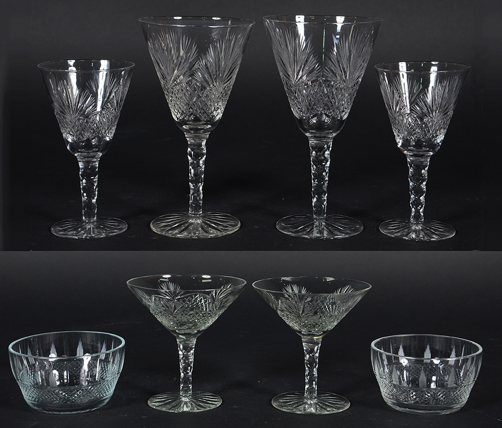 Serviço de cristal lapidado, composto de 17 taças para champagne, 16...