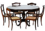 Mesa de jantar de jacarandá, apoio em forma de ... - Mesa de jantar de jacarandá, apoio em forma de balaústre central, acompanham 6 cadeiras com assentos de palhinha. Diâmetro 1,05 m. mais tábua ex...