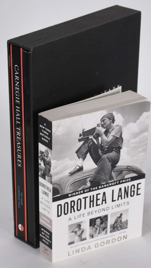 Dois livros .
- Carnegire  hall treasures 
- Dorothea Lang - A life Beyomd Limits ., foto 1 de 8
