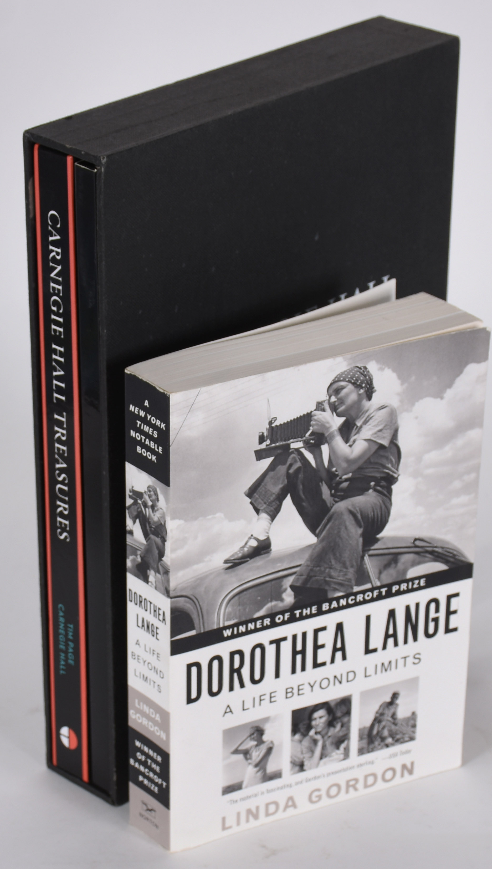 Dois livros . - Carnegire hall treasures - Dorothea Lang - A life... - foto 1 de 8
