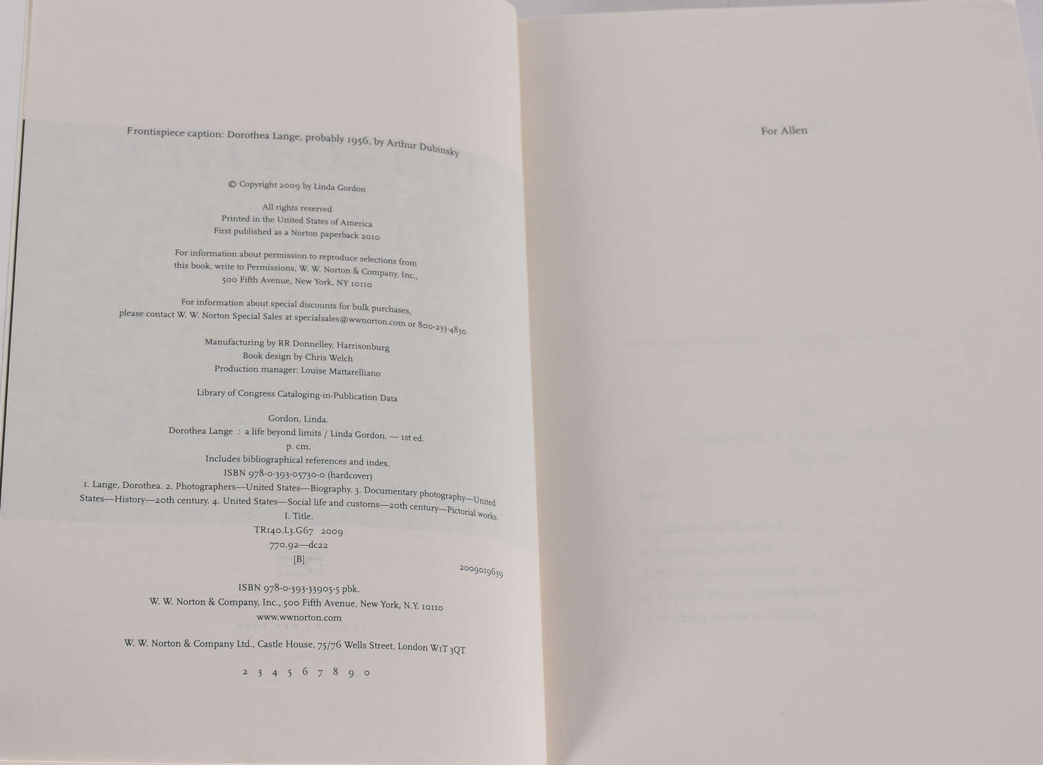 Dois livros .
- Carnegire  hall treasures 
- Dorothea Lang - A life Beyomd Limits ., foto 2 de 8