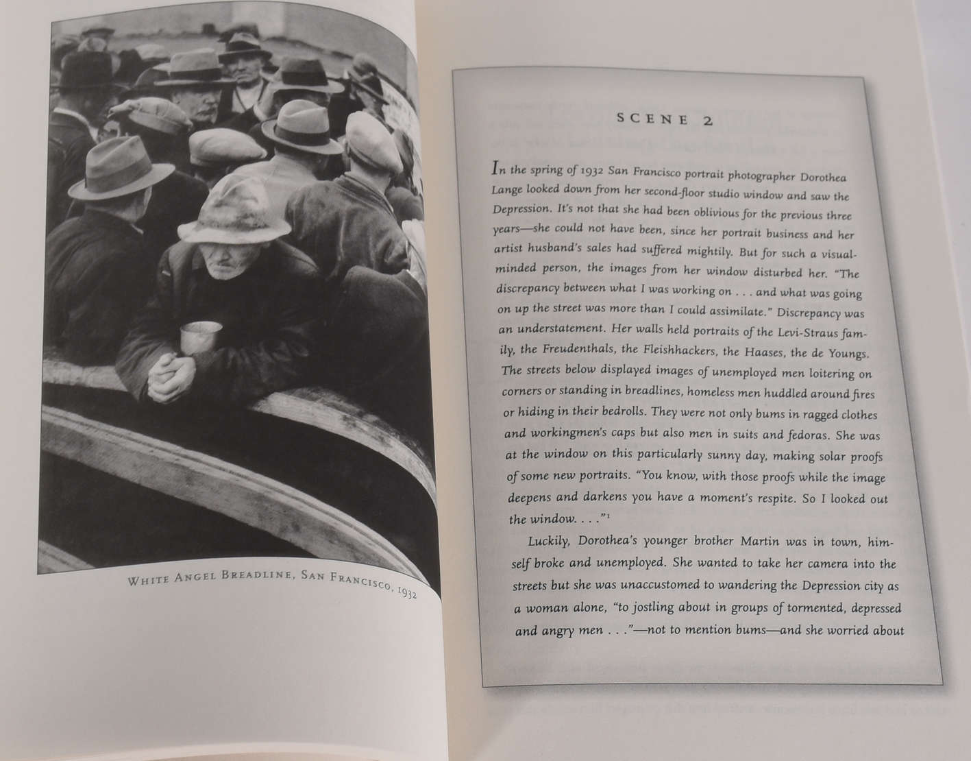 Dois livros .
- Carnegire  hall treasures 
- Dorothea Lang - A life Beyomd Limits ., foto 3 de 8