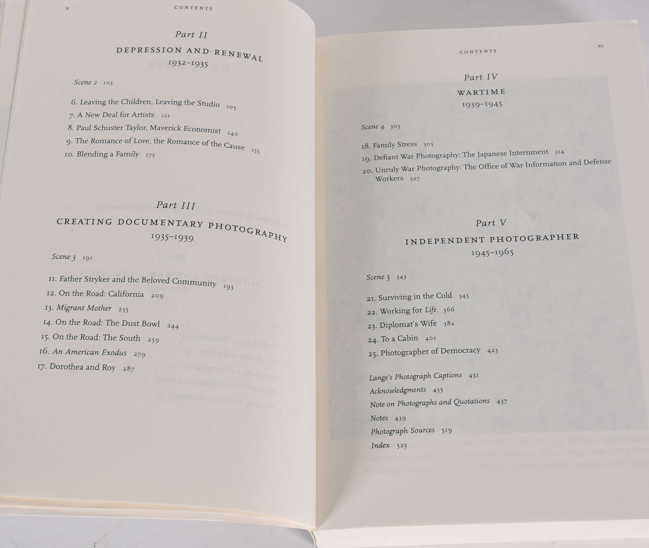 Dois livros .
- Carnegire  hall treasures 
- Dorothea Lang - A life Beyomd Limits ., foto 4 de 8