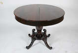 Mesa de jantar de jacarandá, apoio em forma de ... - Mesa de jantar de jacarandá, apoio em forma de balaústre central, acompanham 6 cadeiras com assentos de palhinha. Diâmetro 1,05 m. mais tábua ex...