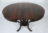 Mesa de jantar de jacarandá, apoio em forma de ... - Mesa de jantar de jacarandá, apoio em forma de balaústre central, acompanham 6 cadeiras com assentos de palhinha. Diâmetro 1,05 m. mais tábua ex...
