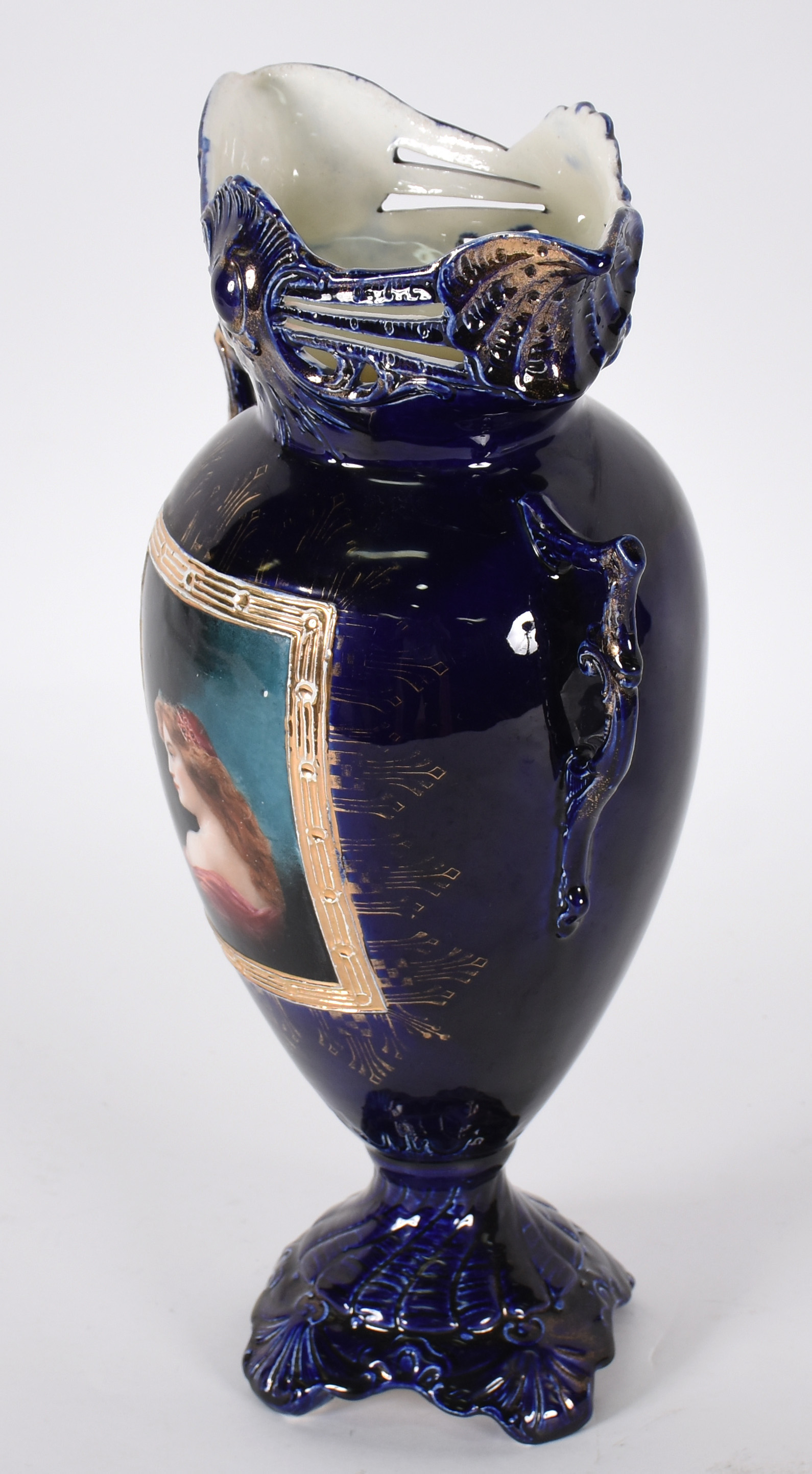 Ânfora de faiança austríaca na cor azul cobalto, decorado com figura... - foto 3 de 5