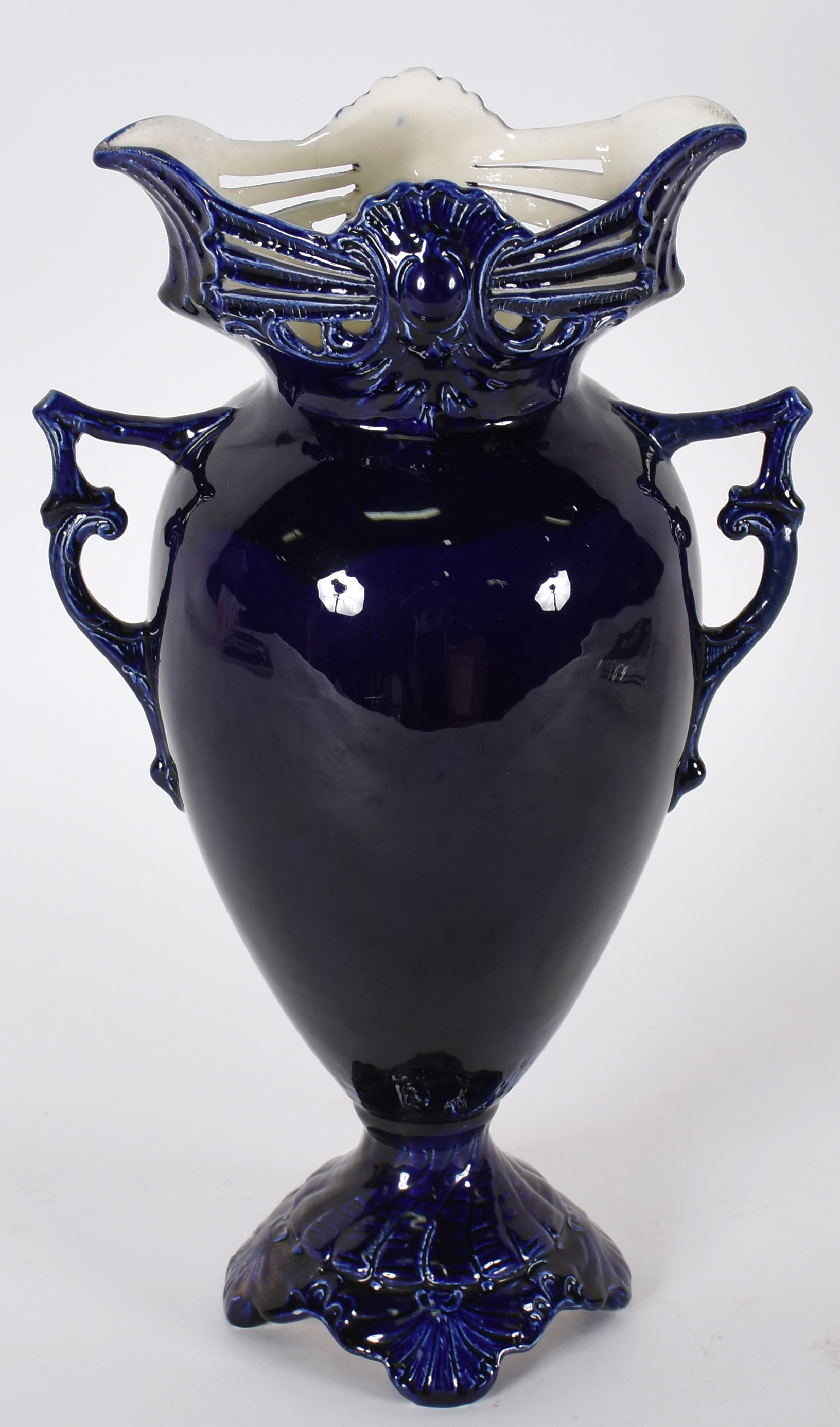 Ânfora de faiança austríaca na cor azul cobalto, decorado com figura... - foto 4 de 5