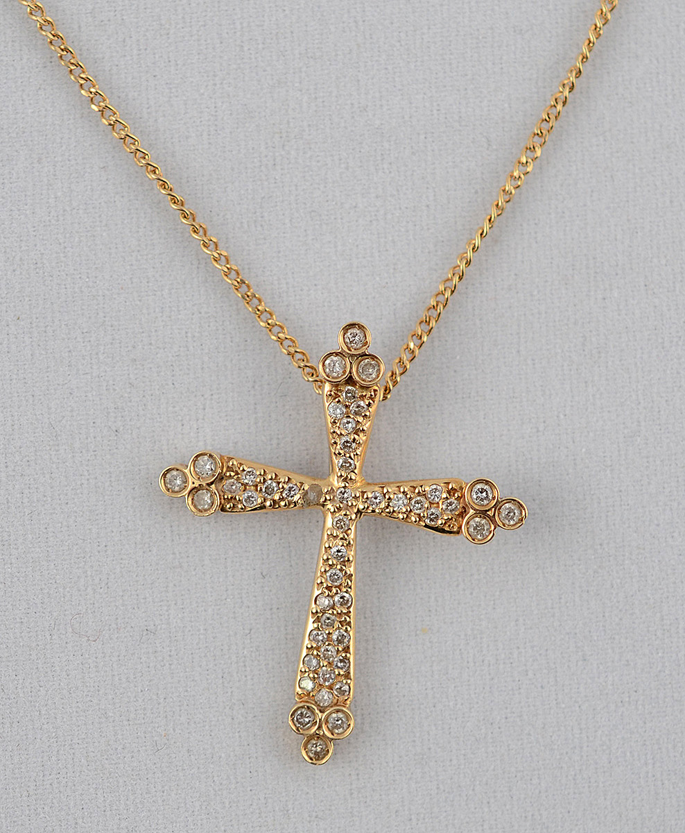 Cordão e pingente em forma de cruz de ouro 18 k com brilhantes em... - foto 1 de 2