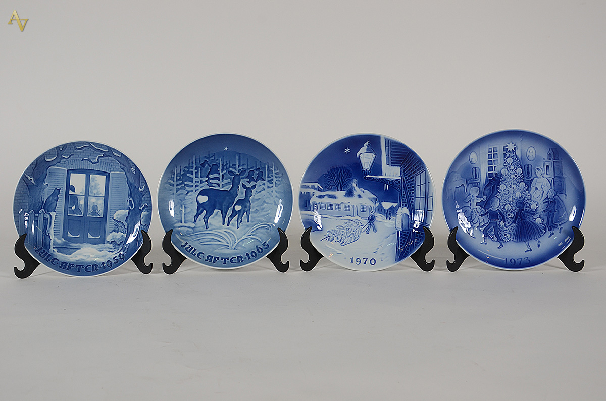 Quatro pratos de porcelana com detalhes em azul, sendo: dois B & G... - foto 1 de 3