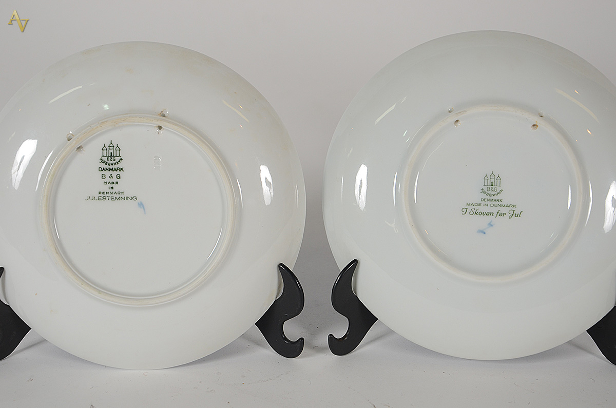 Quatro pratos de porcelana com detalhes em azul, sendo: dois B & G... - foto 2 de 3
