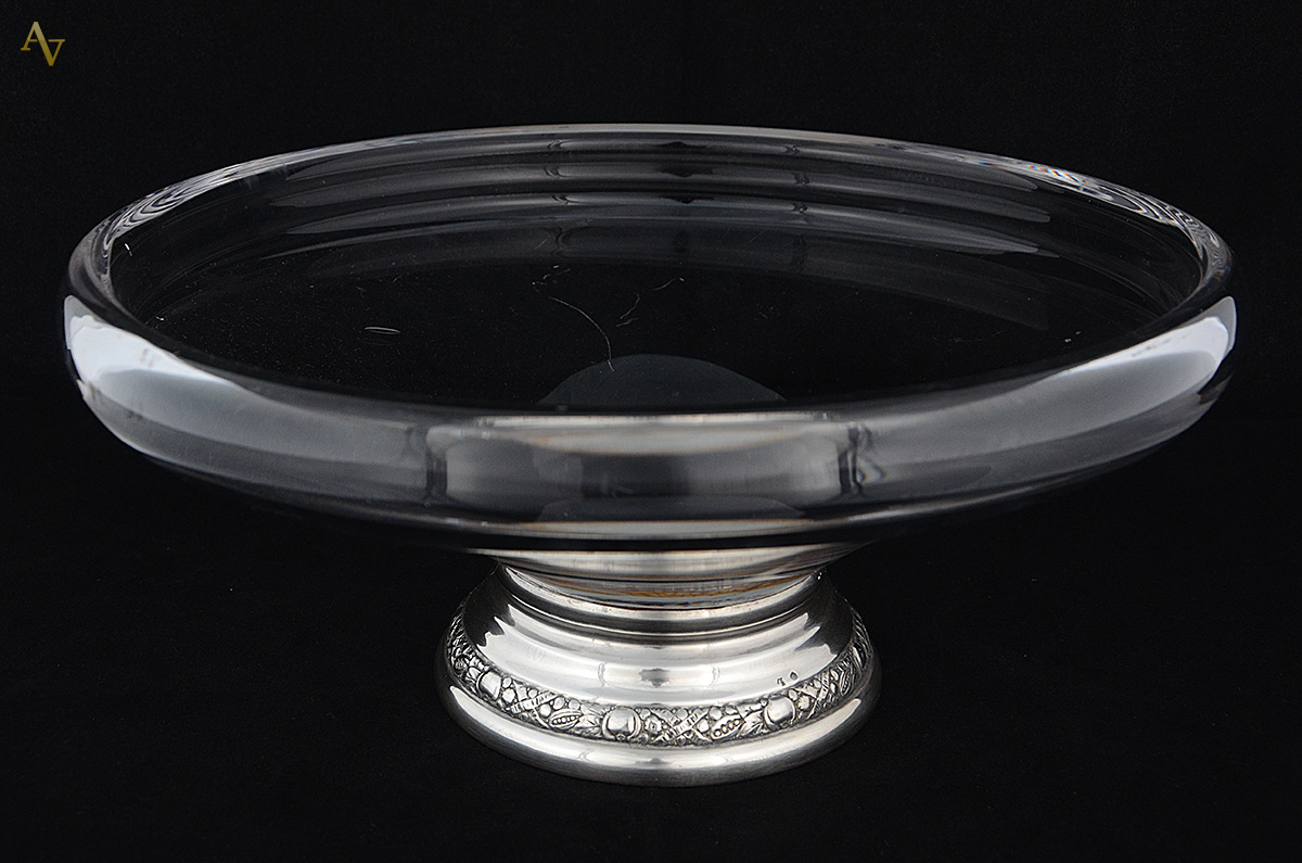 Centro de mesa de cristal com pé de prata. Altura 15 cm e diâmetro 33... - foto 1 de 2