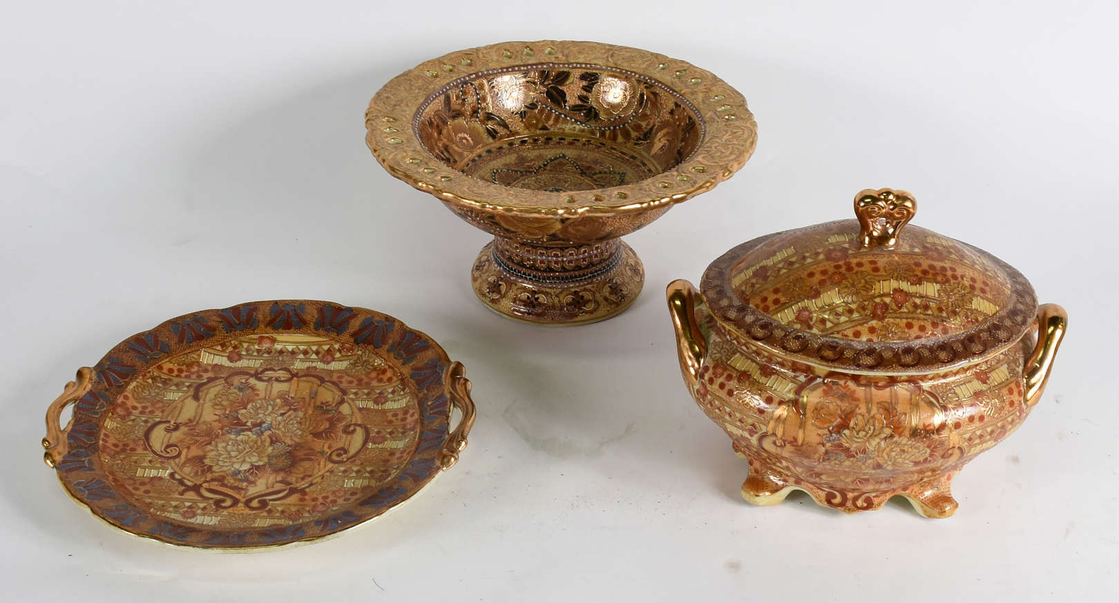 Tres peças de porcelana oriental sendo , sopeira com presentoir e... - foto 1 de 4