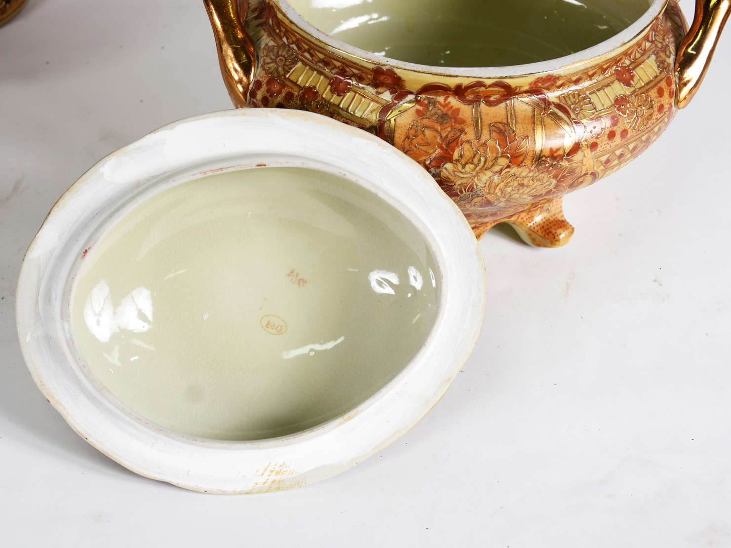 Tres peças de porcelana oriental sendo , sopeira com presentoir e... - foto 3 de 4