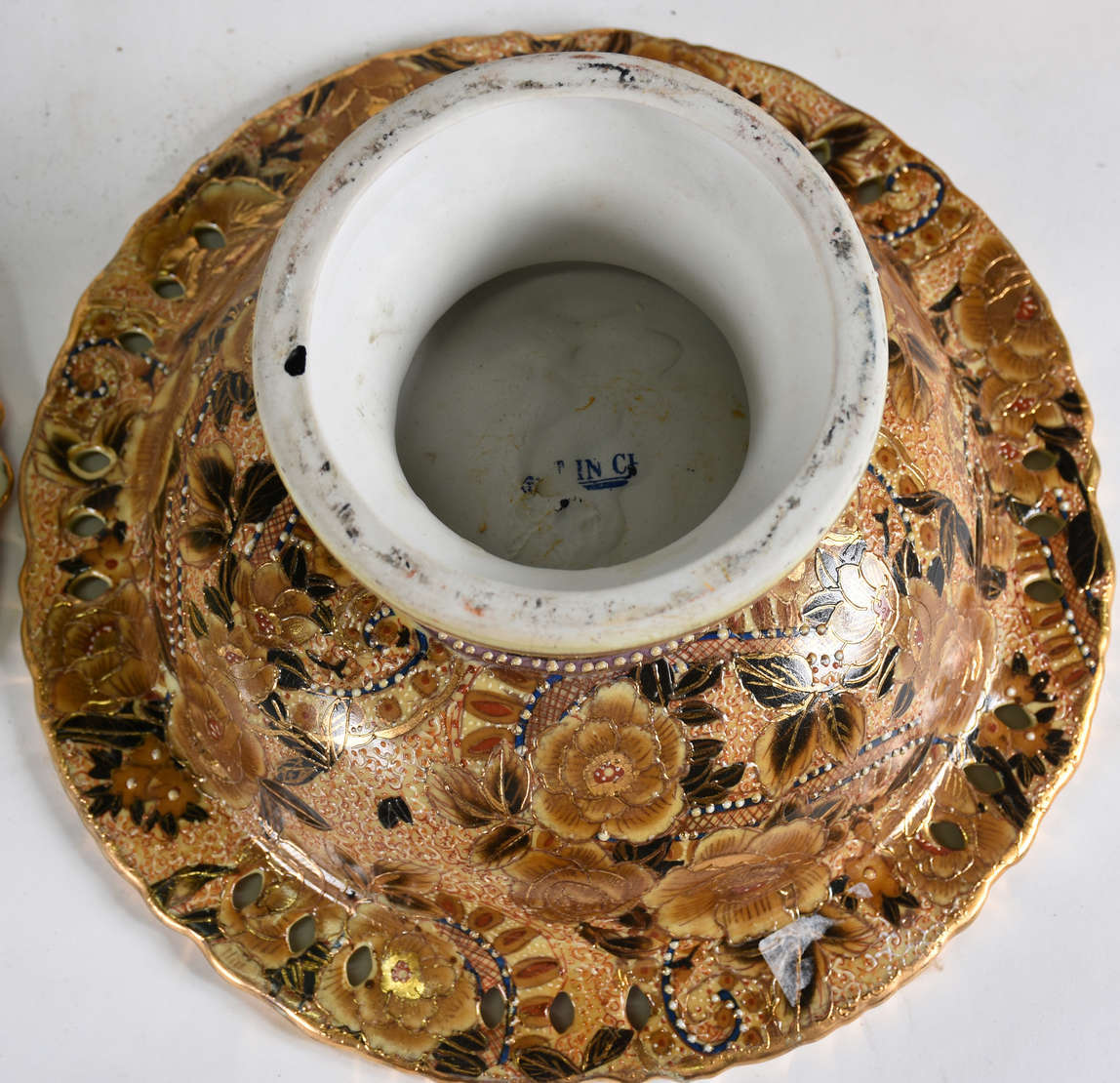 Tres peças de porcelana oriental sendo , sopeira com presentoir e... - foto 4 de 4