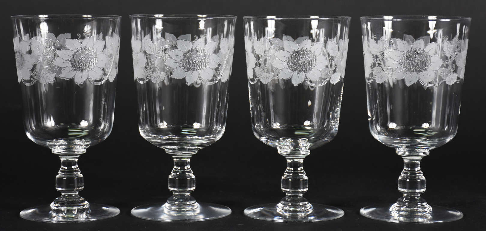Conjunto com 19 cálices para água de cristal com flores lavradas - foto 1 de 4