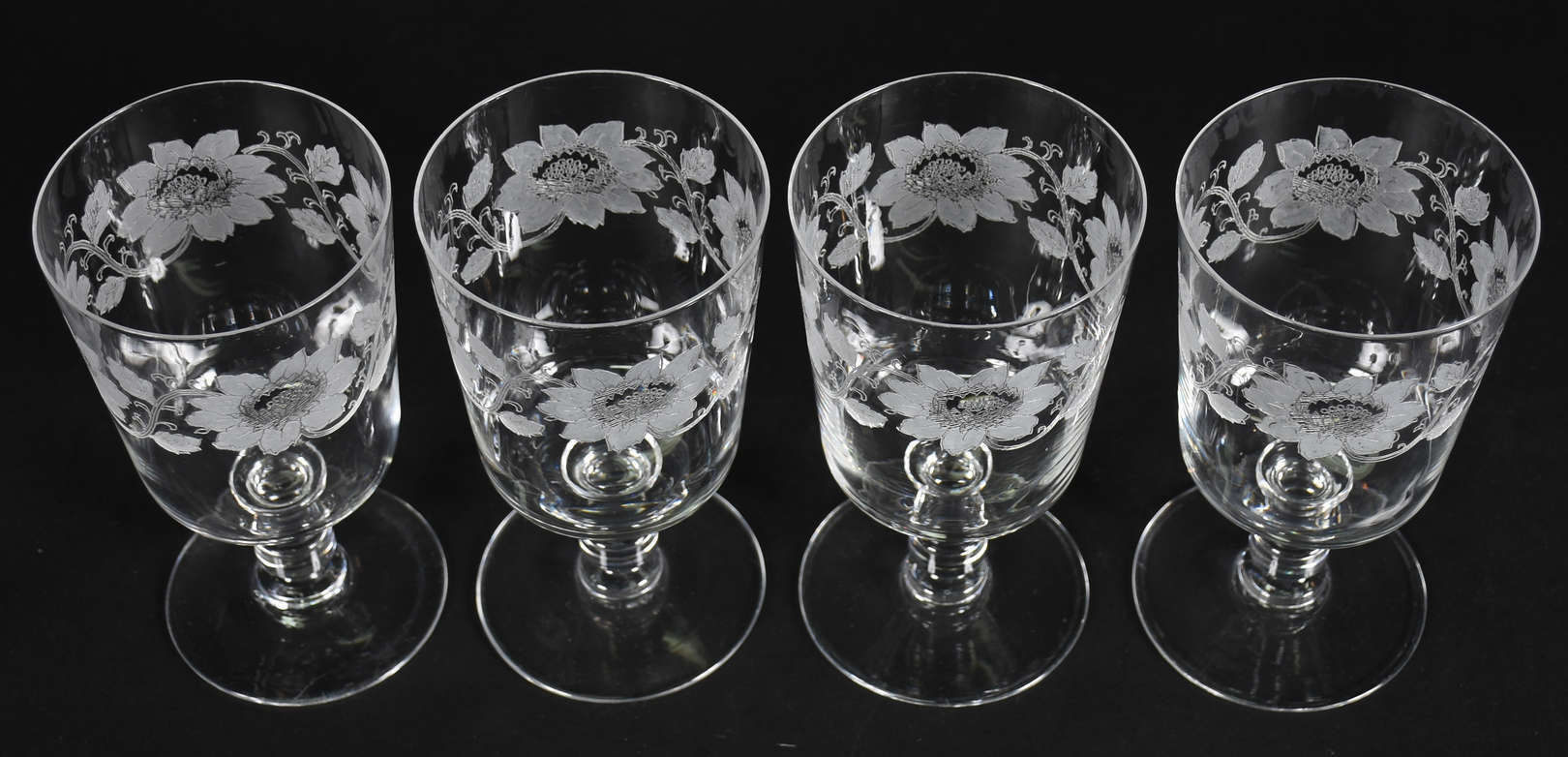 Conjunto com 19 cálices para água de cristal com flores lavradas - foto 3 de 4