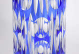 Vaso de cristal doublé azul lapidado . - Vaso de cristal doublé azul lapidado .
