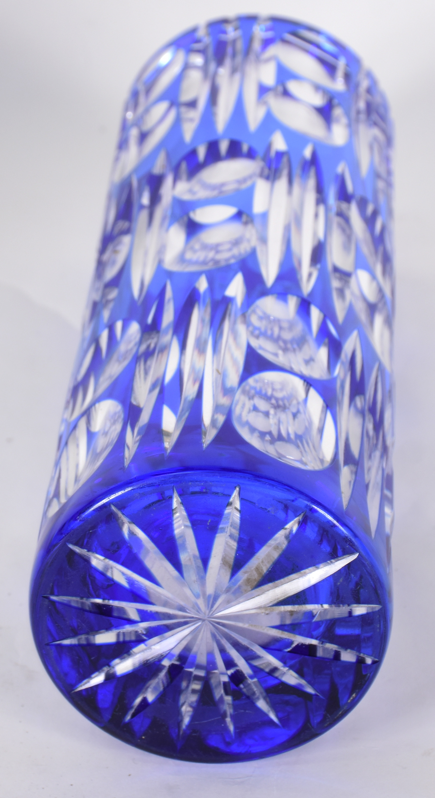 Vaso de cristal doublé azul lapidado . - foto 3 de 3