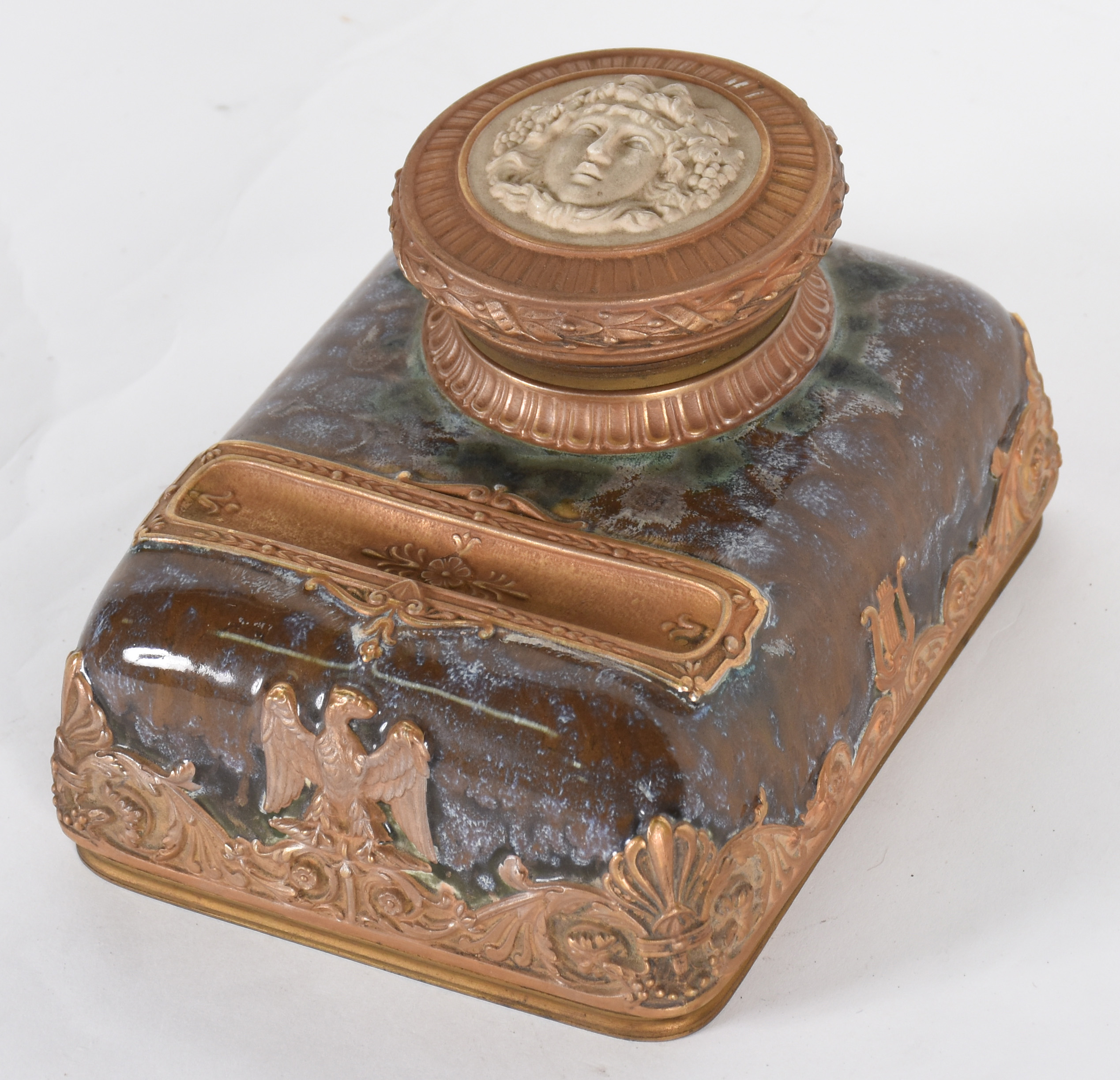 Tinteiro de porcelana francesa com guarnição de bronze, tampa... - foto 2 de 7