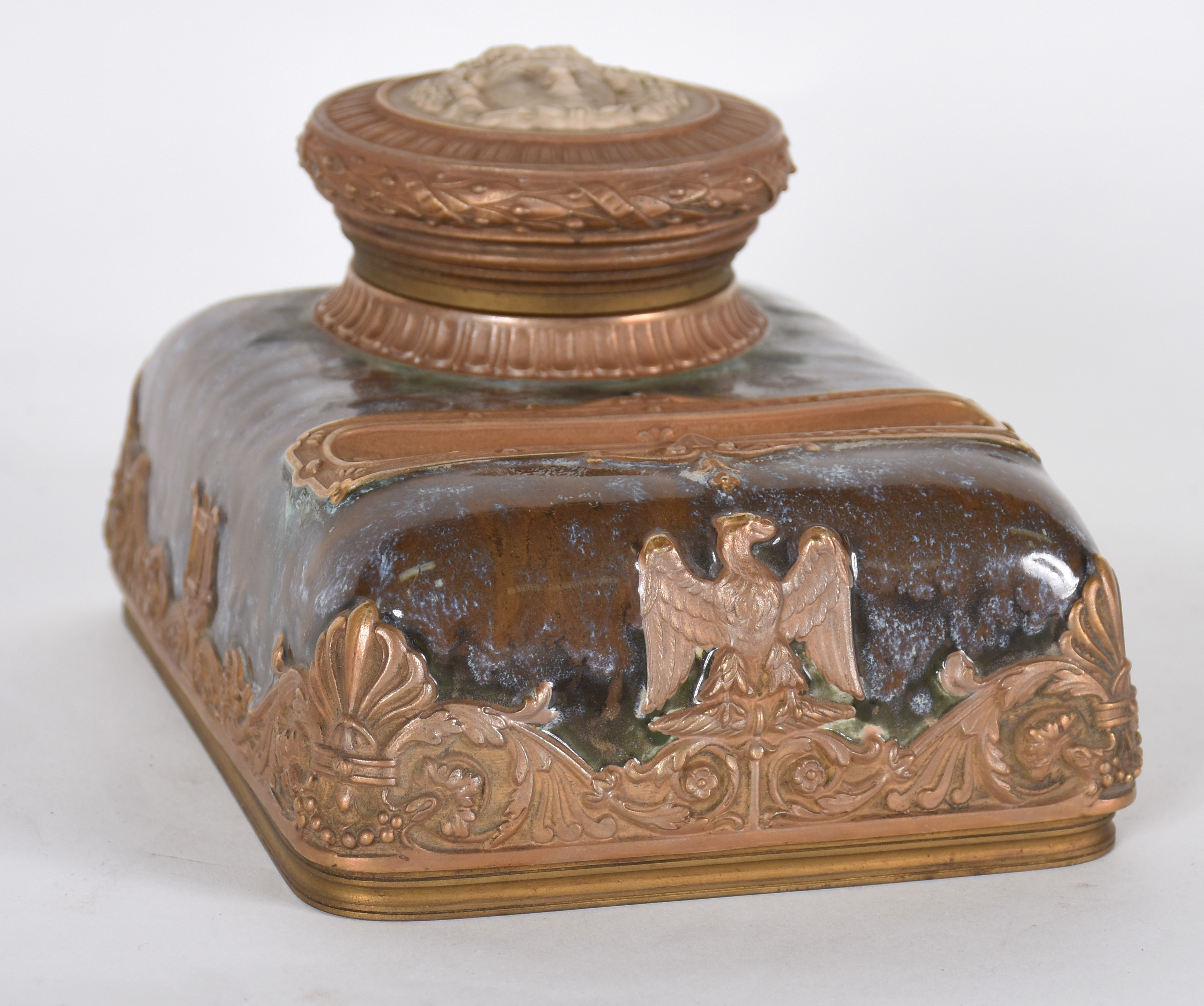Tinteiro de porcelana francesa com guarnição de bronze, tampa... - foto 4 de 7